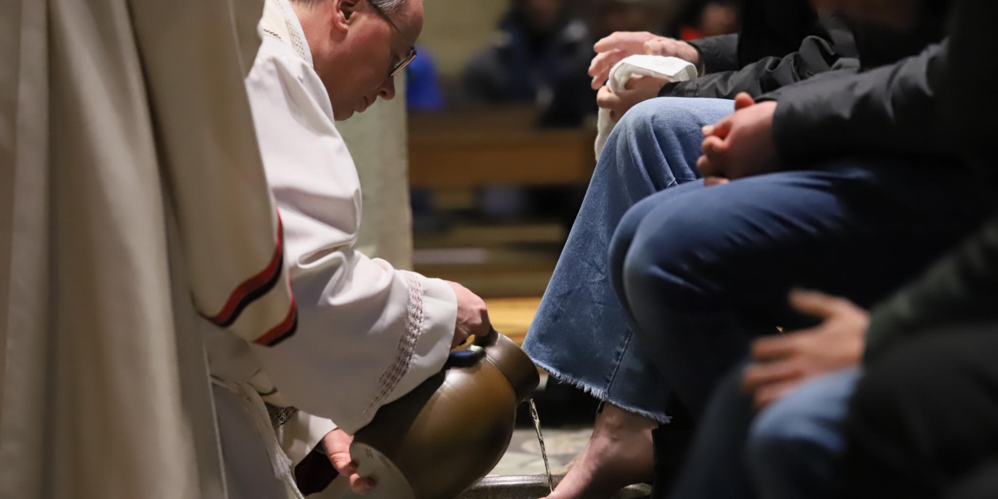 Bischof Ackermann wäscht einer Abiturientin die Füße