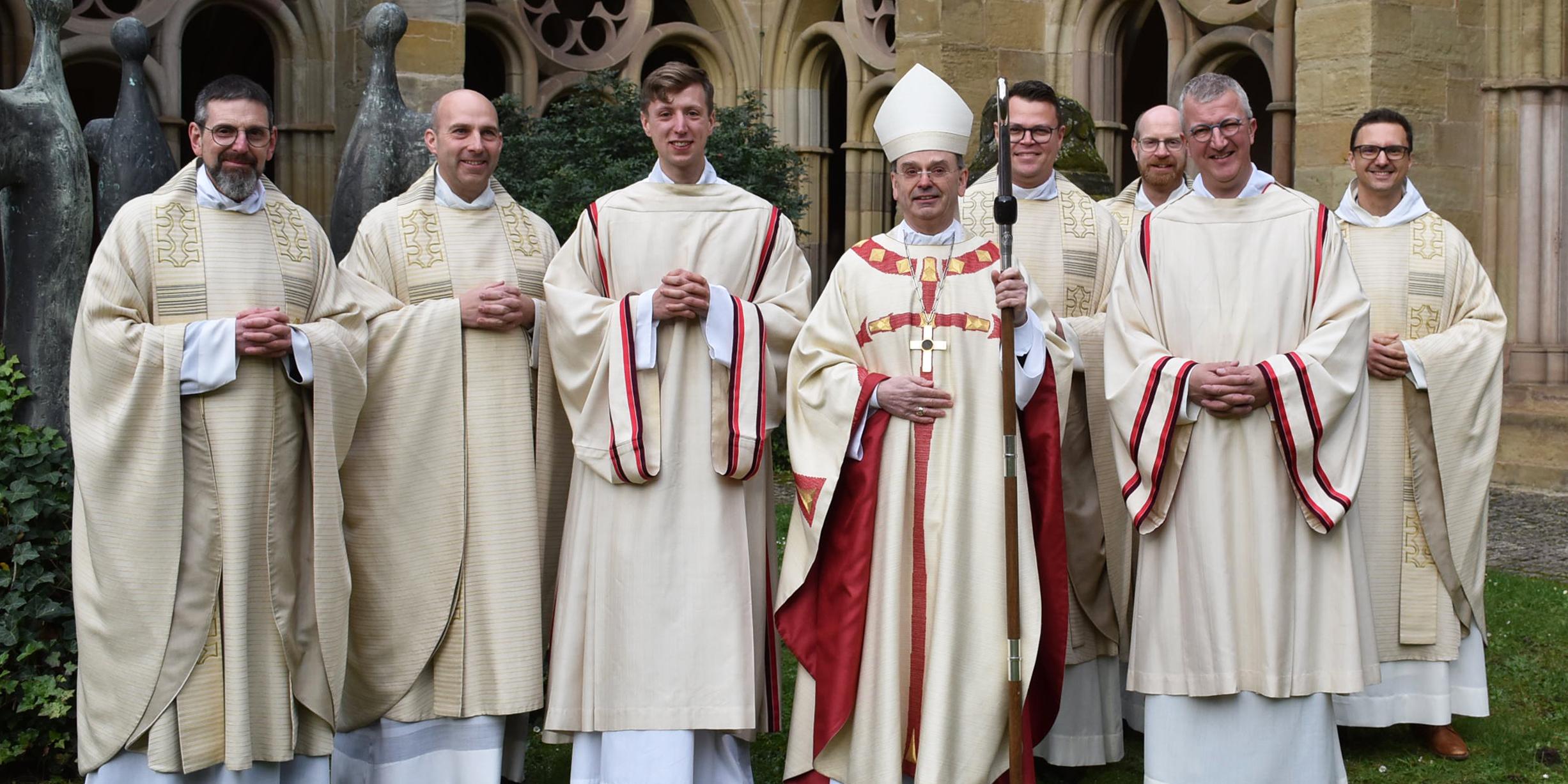 Diakon Antonio Jagodin (Dritter von links) mit Weihbischof Robert Brahm (rechts daneben) und den Weihegottesdienst mitfeiernden Priestern und Diakonen.