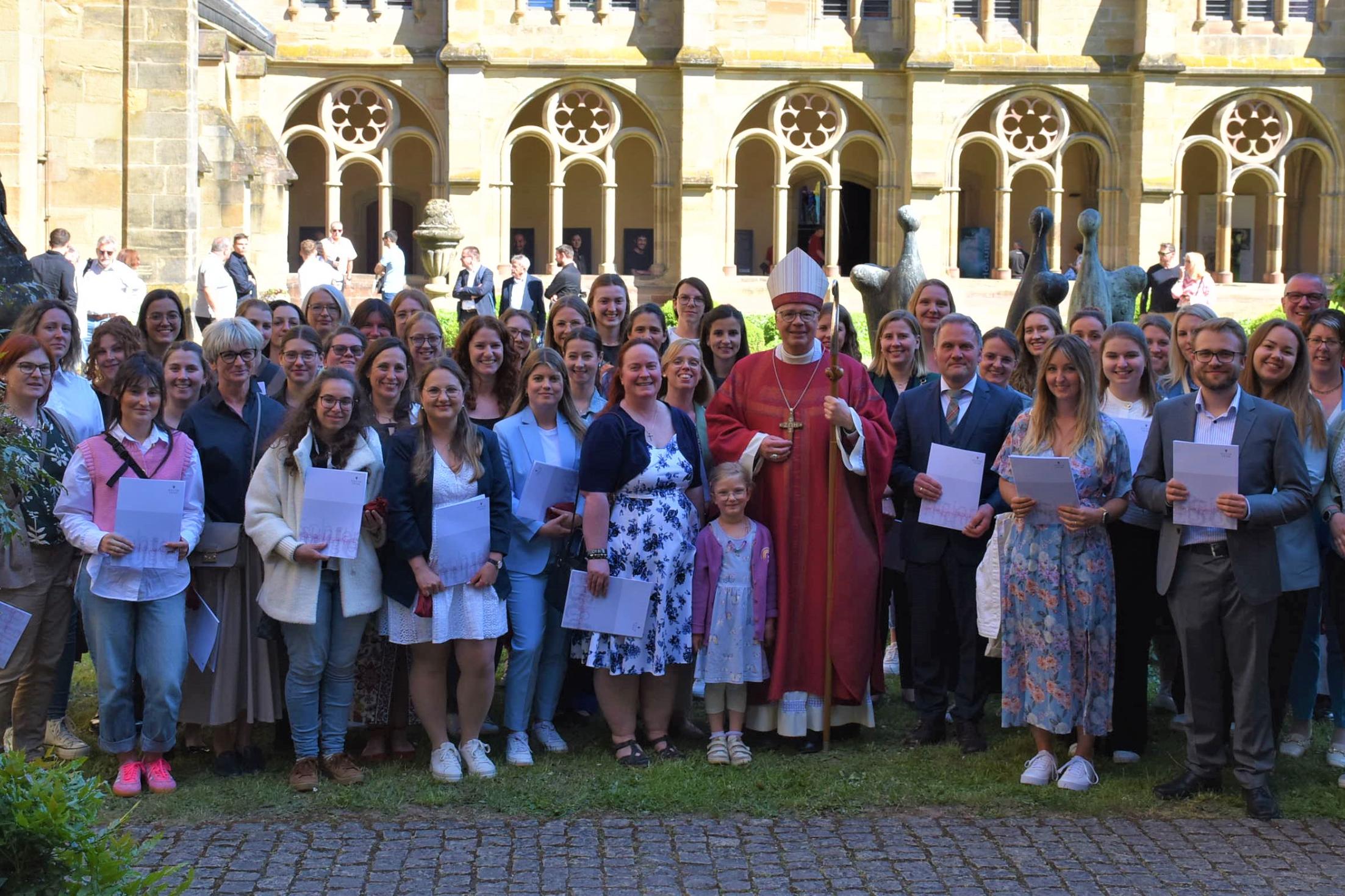 Gruppenfoto zusammen mit Bischof Stephan Ackermann (Mitte) und Patrick Wilhelmy (rechts) von der Abteilung Schule und Religionsunterricht im Bistum