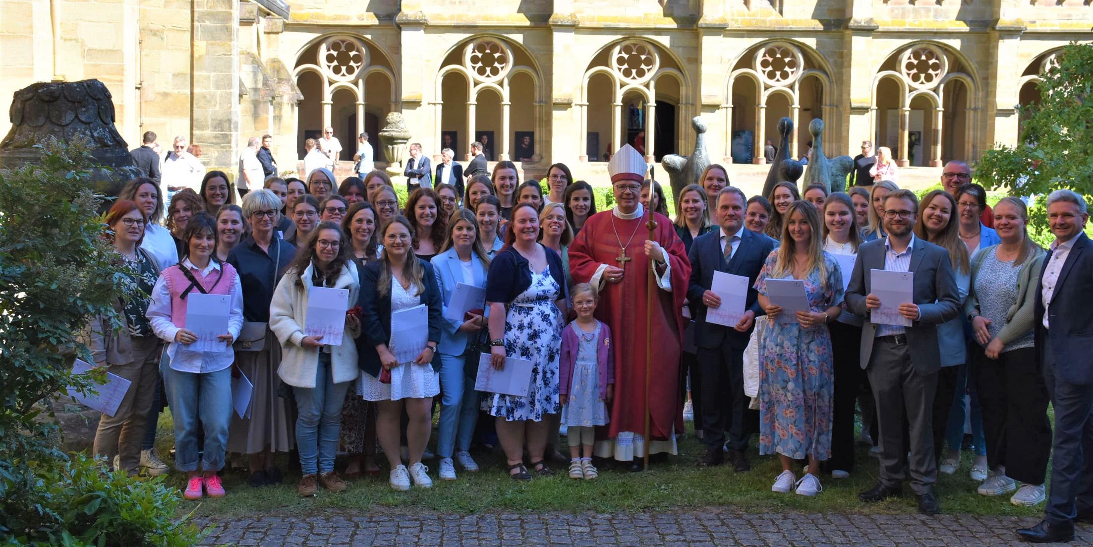Gruppenfoto zusammen mit Bischof Stephan Ackermann (Mitte) und Patrick Wilhelmy (rechts) von der Abteilung Schule und Religionsunterricht im Bistum
