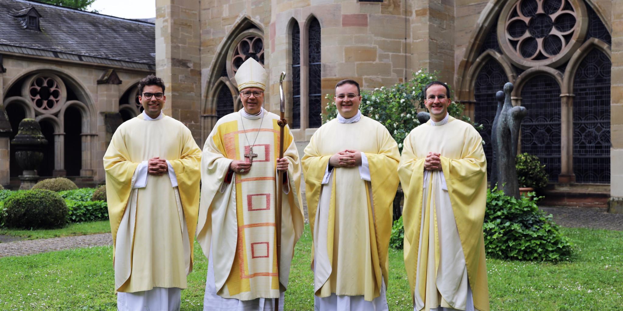Die drei Neupriester zusammen mit Bischof Ackermann: Christian Jager, Bischof Dr. Stephan Ackermann,  Adrian Sasmaz, Jens Bauer (vlnr.)