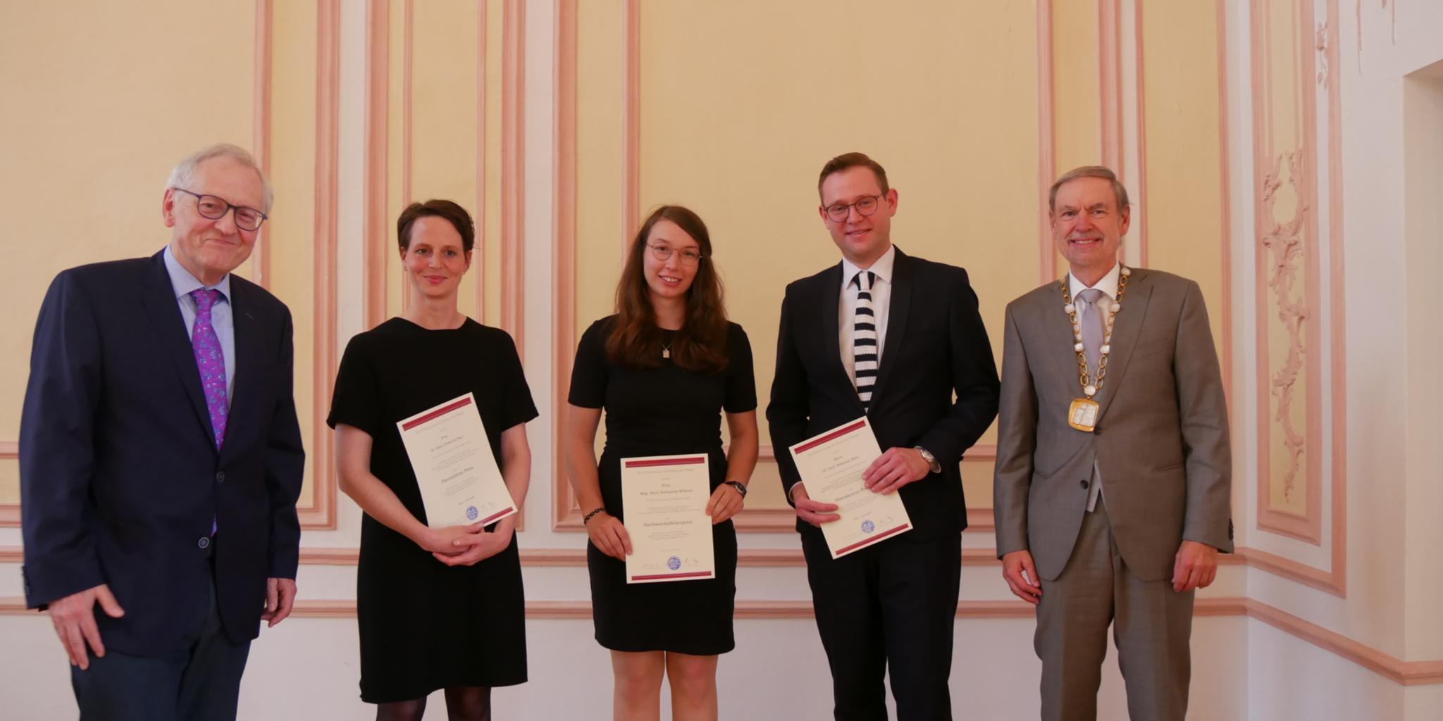 Die Preisträger zusammen mit Dr. Hermann Josef Groß (links) und Rektor Walter Andreas Euler (rechts)