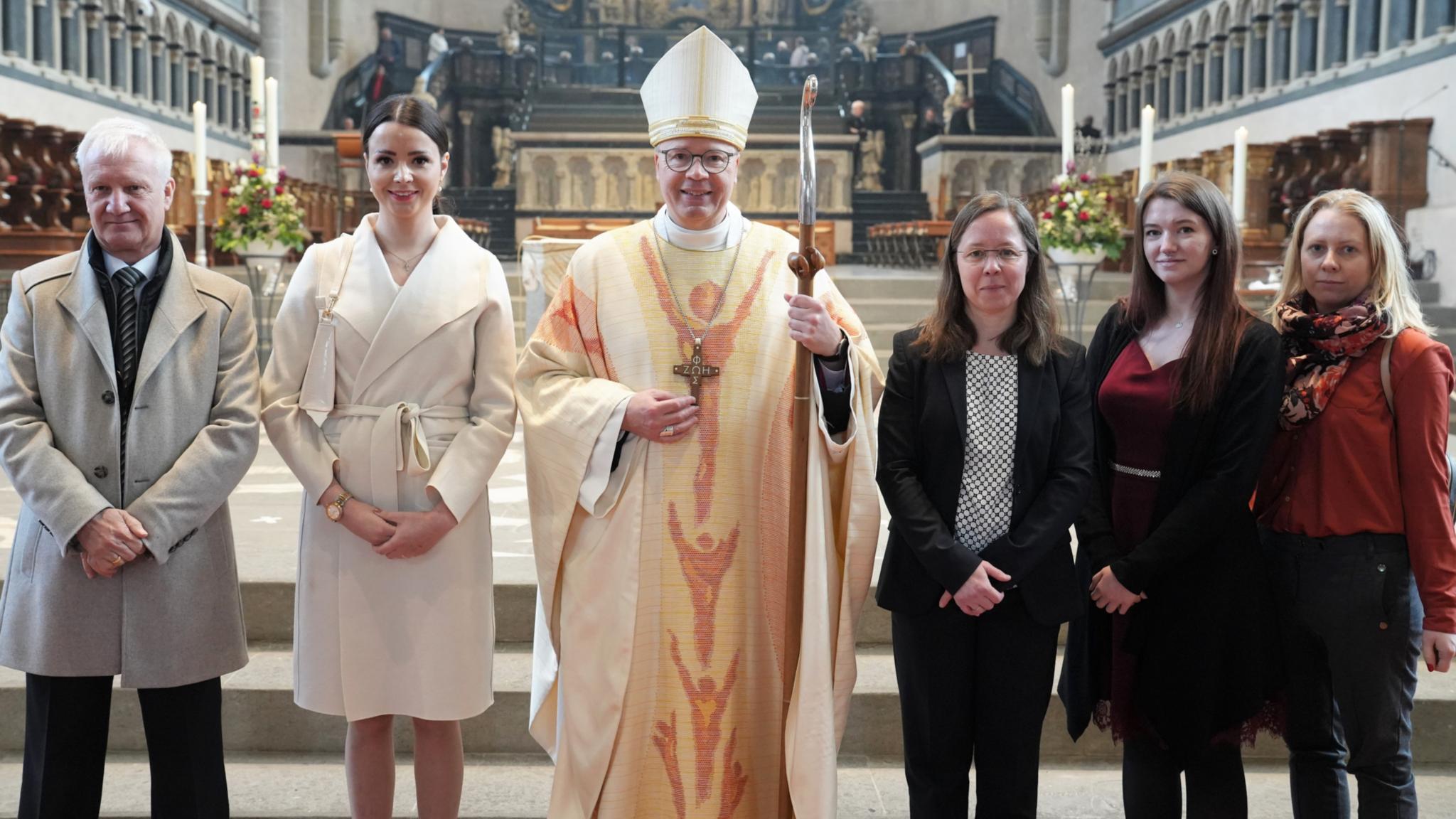 Bischof Dr. Stephan Ackermann mit den neu Gefirmten: Andreas Trogsch, Nina Zotz, Alexandra Hemprich, Samantha Winter und Miriam Stöhr (von links).