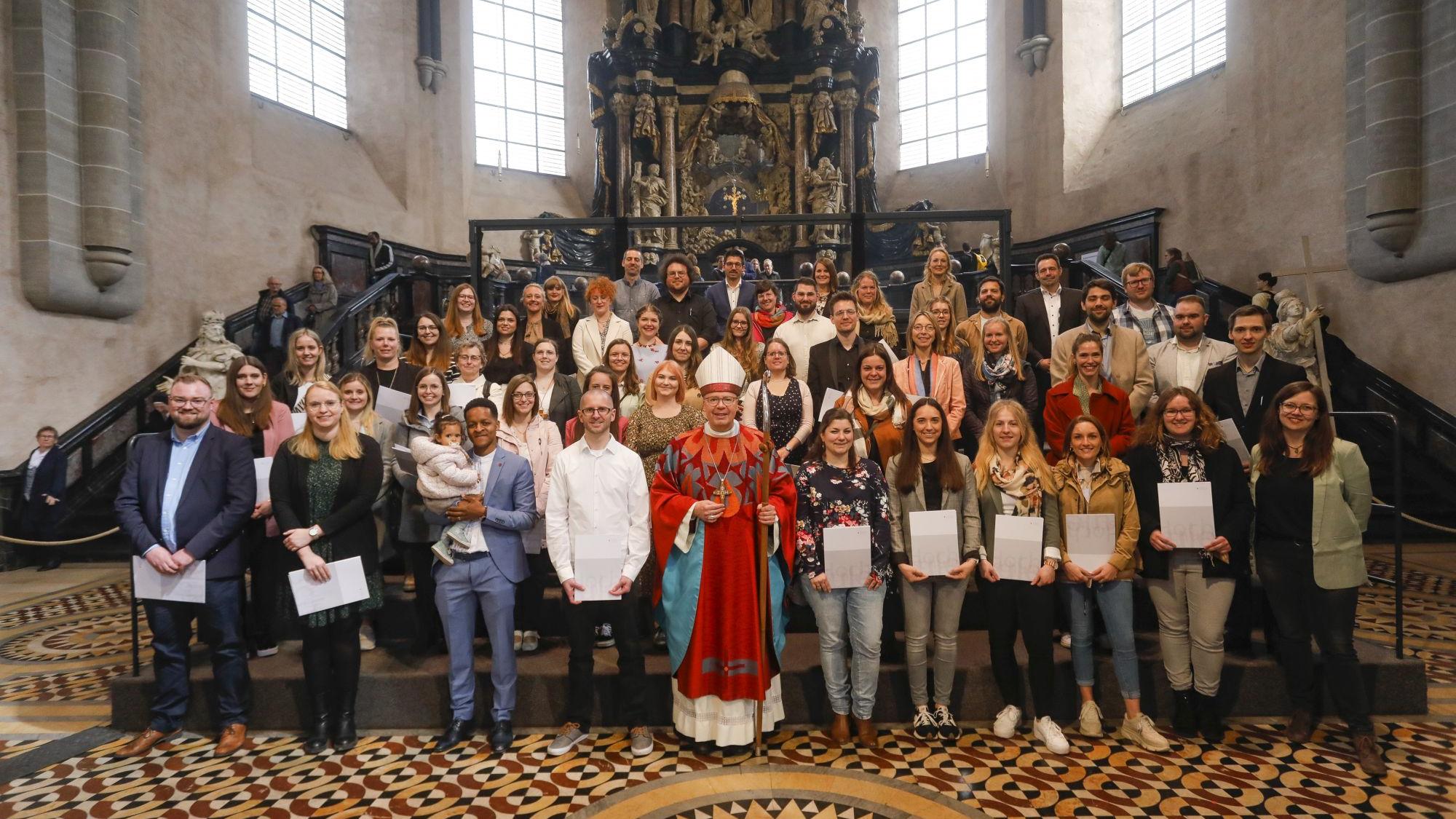 Gruppenfoto zusammen mit dem Bischof