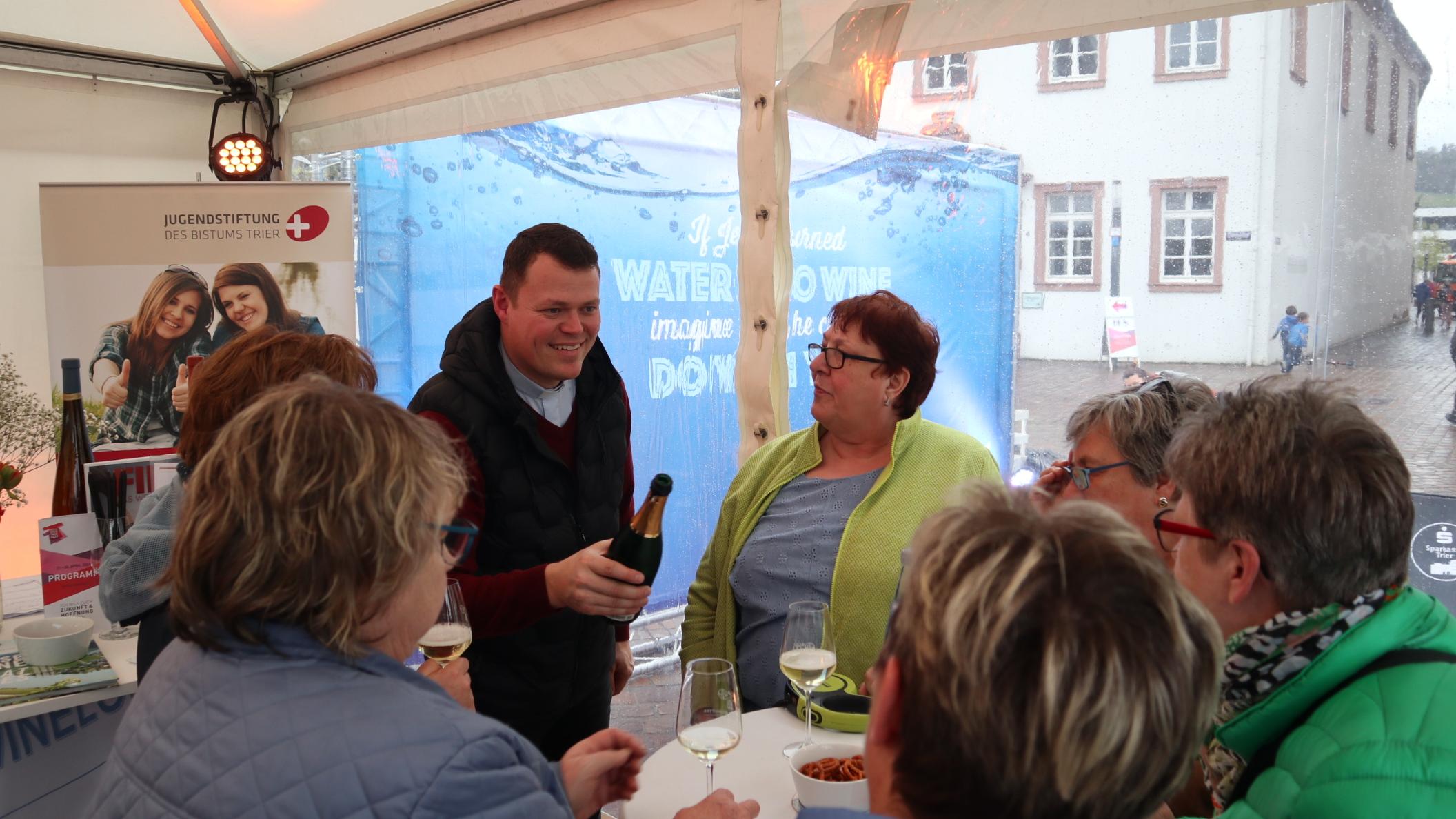 Tim Sturm begrüßt eine Gruppe in der 'Wine Lounge'