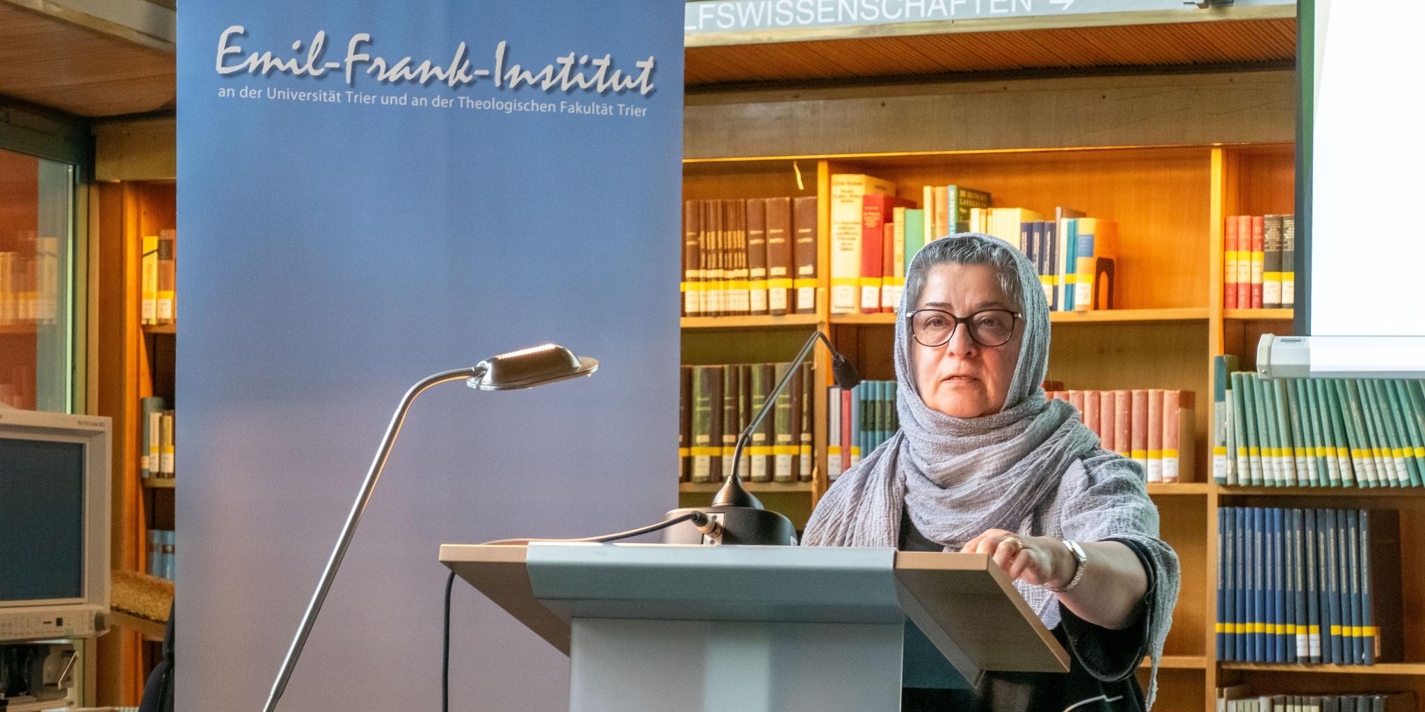 Die muslimische Theologin und Juristin Dr. Hamideh Mohagheghi spricht über den „Interreligiösen Dialog in Krisenzeiten“.