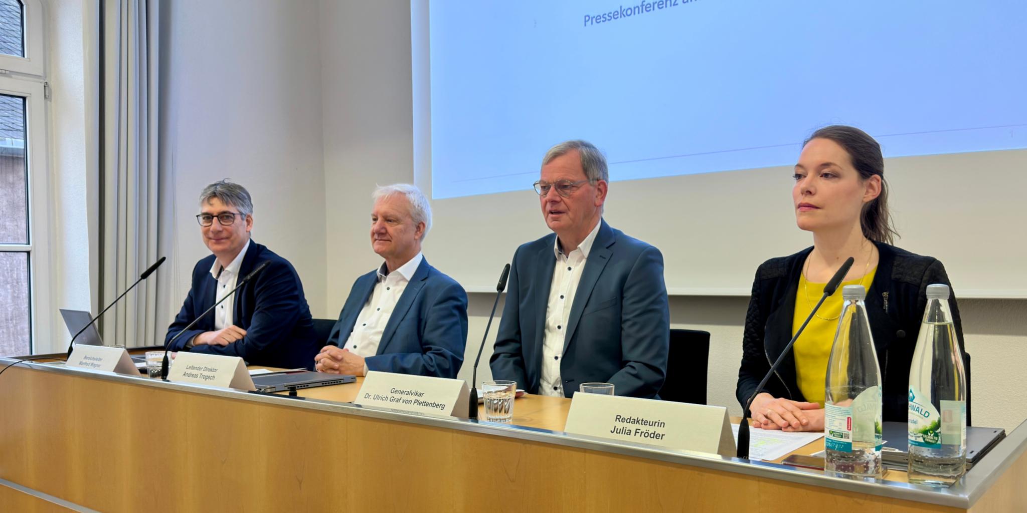 Bereichsleiter Manfred Wagner, Leitender Direktor Andreas Trogsch, Generalvikar Dr. Ulrich von Plettenberg und Redakteurin Julia Fröder (vlnr.)