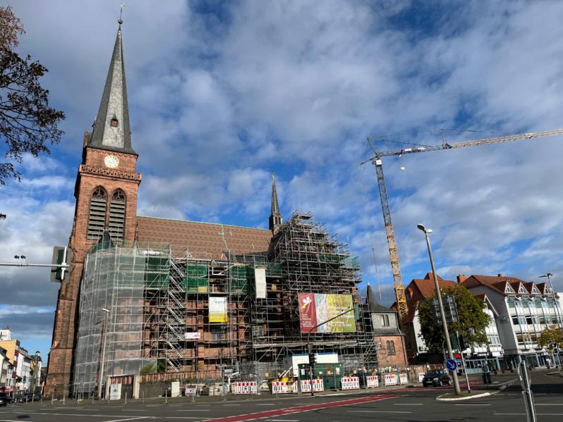 Das Dach der Heilig-Kreuz-Kirche in Bad Kreuznach wird erneuert. Die Kirche wurde zum Ausstellungsraum.