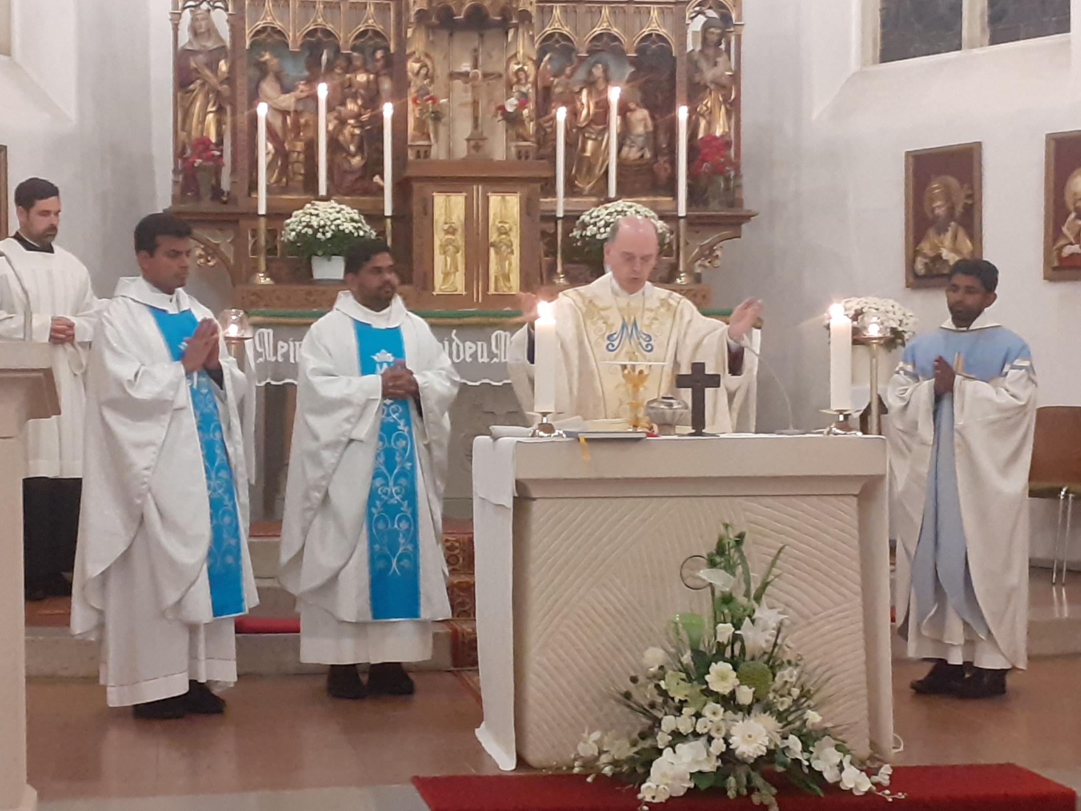 Traditionell beginnt diese Lichterprozession zunächst in der Kirche St. Apollonia mit einer Heiligen Messe.