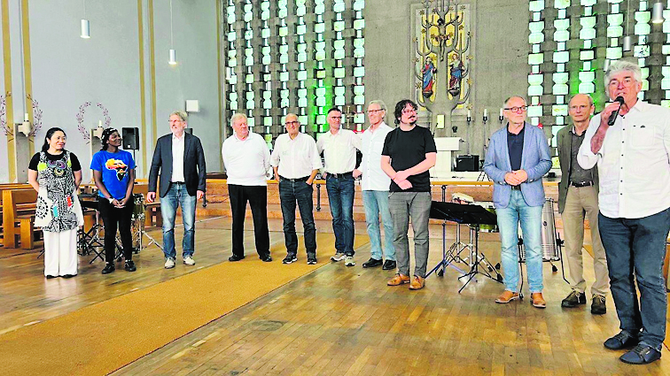 An der Veranstaltung des Fördervereins nahmen in der Kirche Heiligkreuz zahlreiche Vertreterinnen und Vertreter aus den Bereichen Kunst, Kirche und Politik teil.