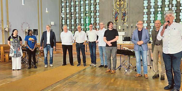 An der Veranstaltung des Fördervereins nahmen in der Kirche Heiligkreuz zahlreiche Vertreterinnen und Vertreter aus den Bereichen Kunst, Kirche und Politik teil.