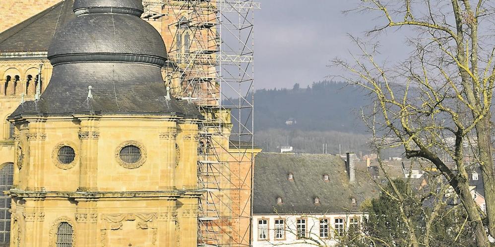 Das Gerüst steht schon: In den nächsten Wochen soll auf der Heiltumskapelle am Trierer Dom das neue Kreuz errichtet werden