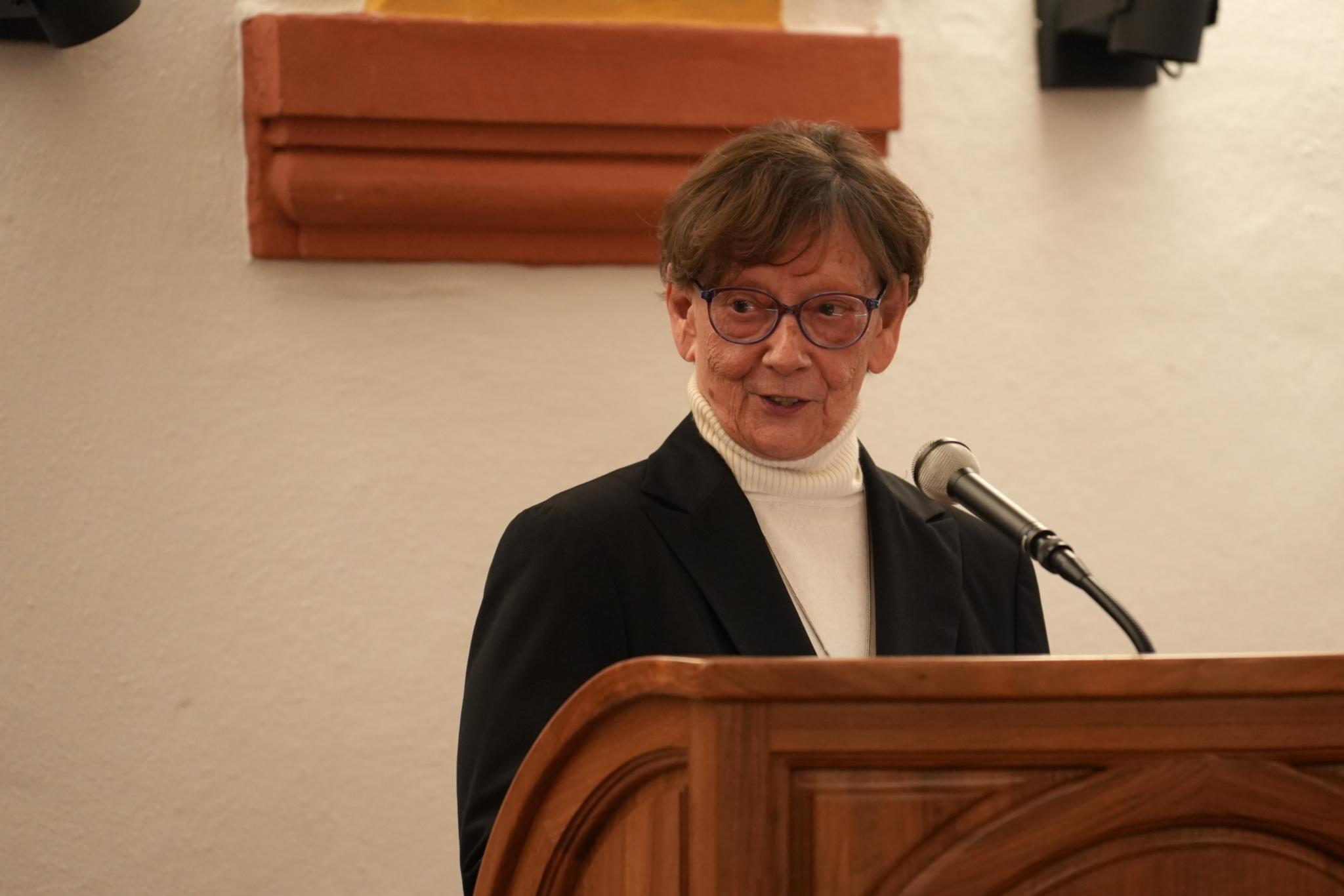 Hildegard Weber, die aus dem Amt der ersten Vorsitzenden ausgeschieden ist, bedankt sich für die Ehrung mit der Bistumsmedaille.