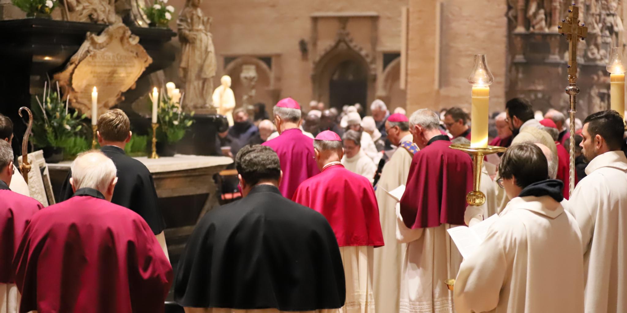 Bischof, Domkapitel und Gottesdienstgemeinde sprechen das Gebet zum Heiligen Jahr am Auferstehungsaltar.