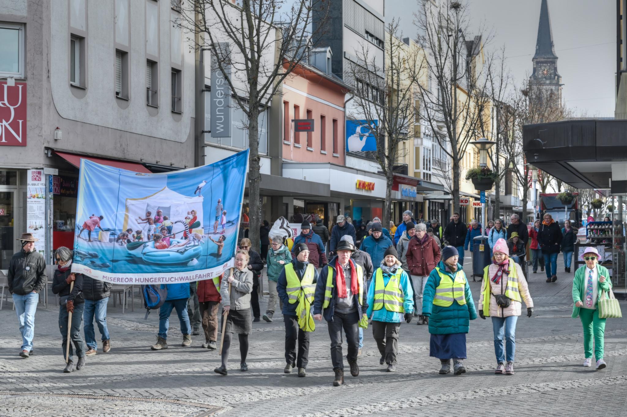 Die Gruppe auf ihrem Weg durch die Neuwieder Innenstadt