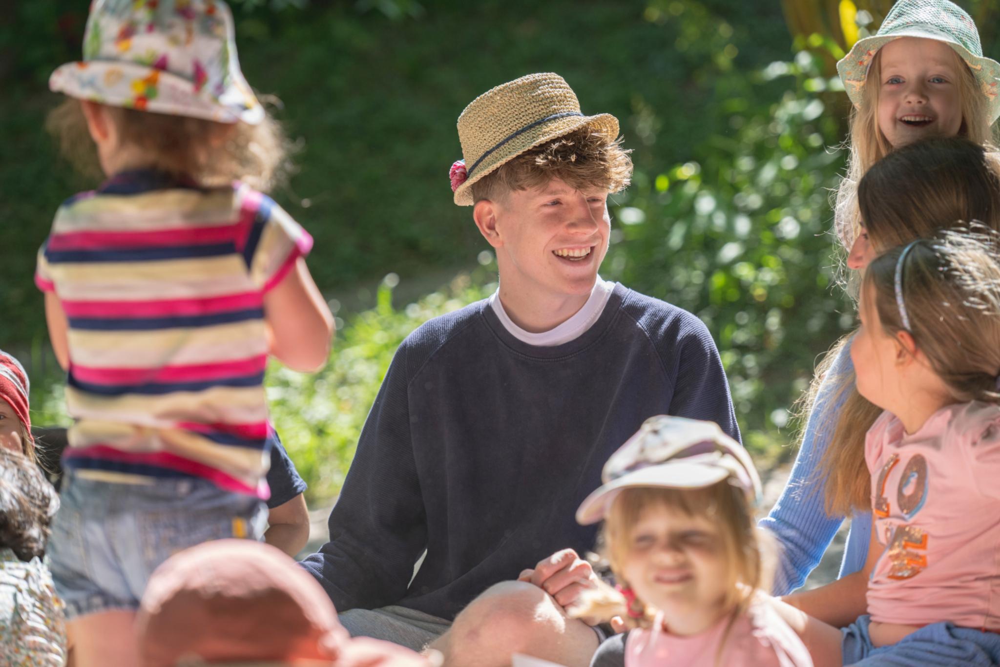 FSJler Lasse hat sich für ein FSj in der Integrativen Kita am Bach in Trier entschieden