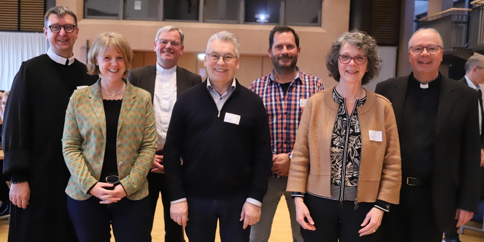 Der Vorstand: Bruder Peter Berg, Edith Ries, Generalvikar Dr. Ulrich von Plettenberg, Helmut Sicken, Dirk Bach und Dr. Elfriede Franz (vlnr.) Ganz rechts Bischof Dr. Stephan Ackermann