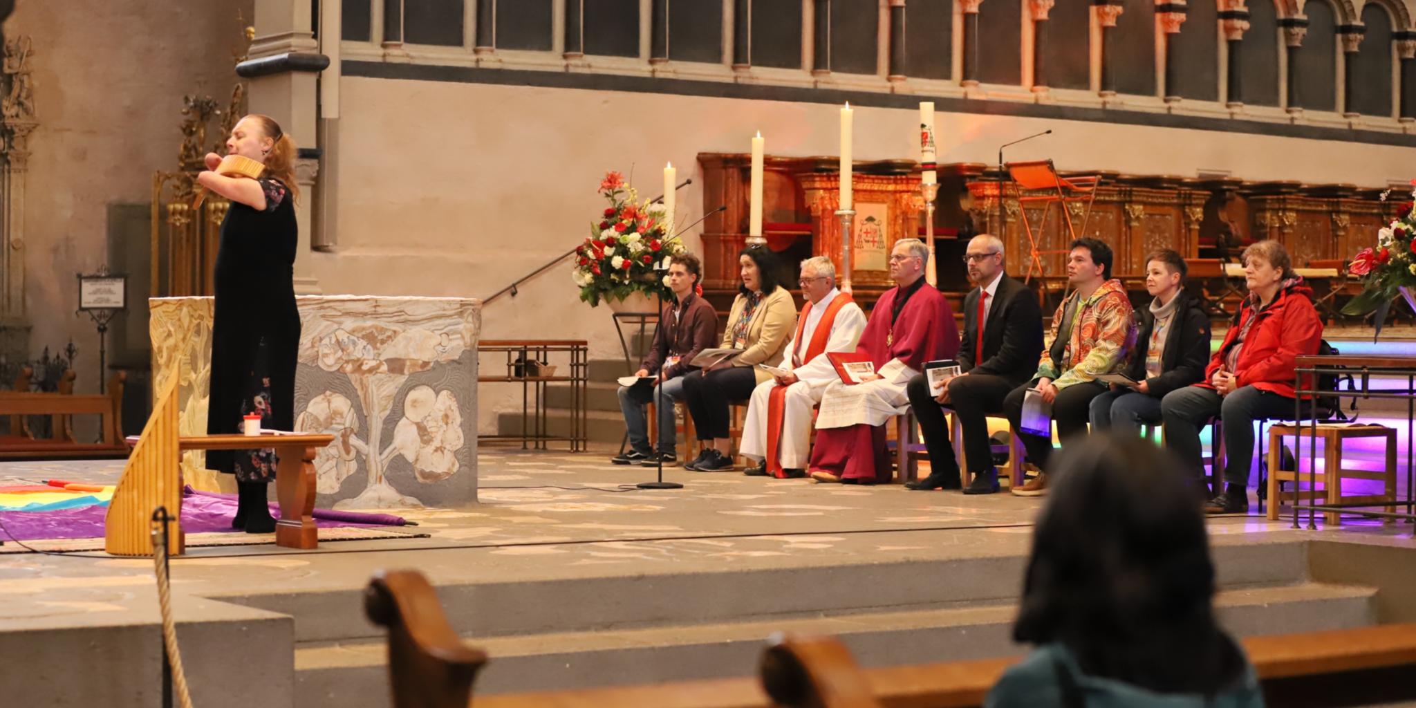 Mitwirkende am Gottesdienst des AK queer, vorne Panflötistin Hannah Schlubeck.