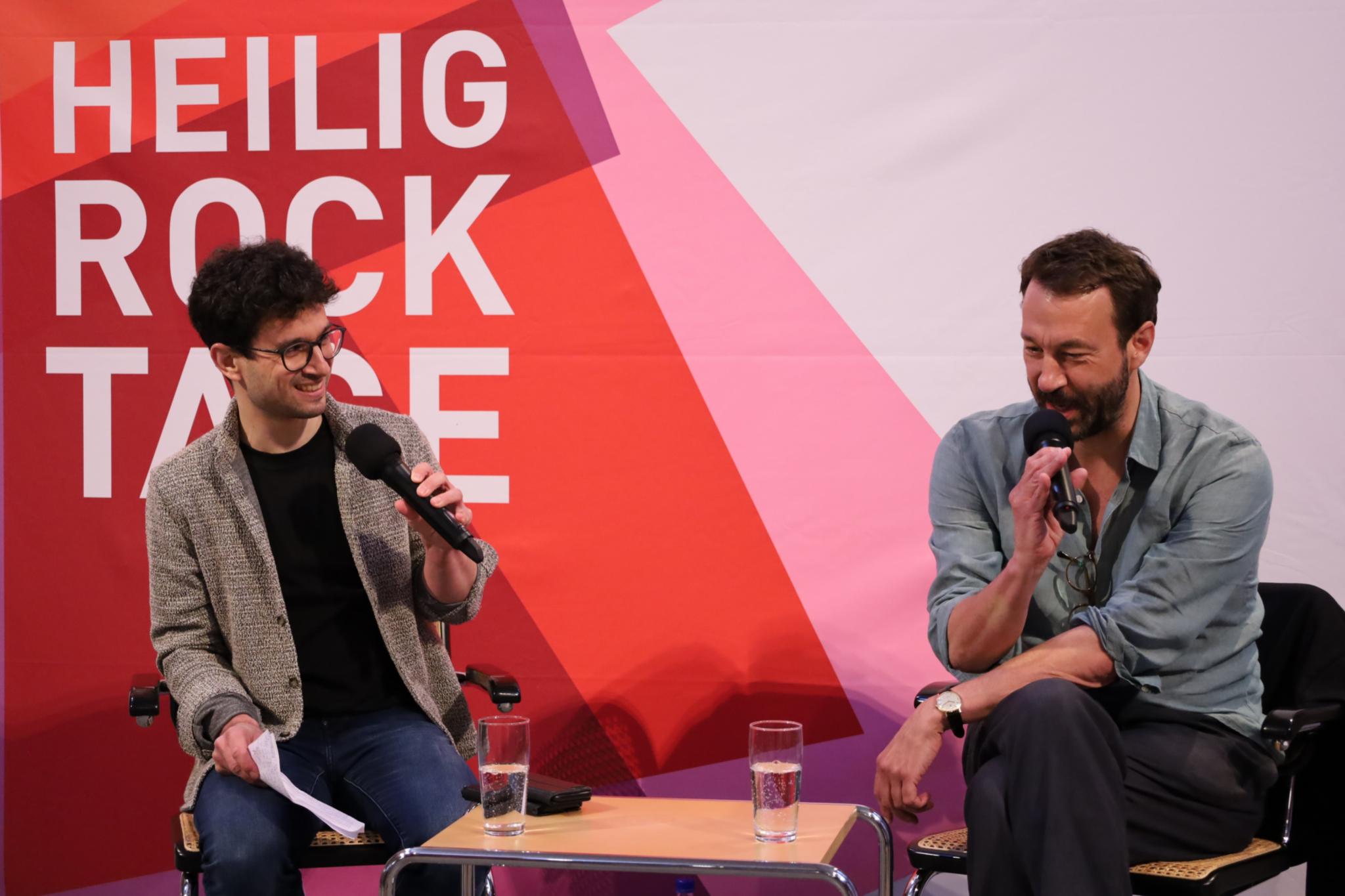 Pastoralreferent Christopher Hoffmann (links) im Gespräch mit Autor Tobias Haberl