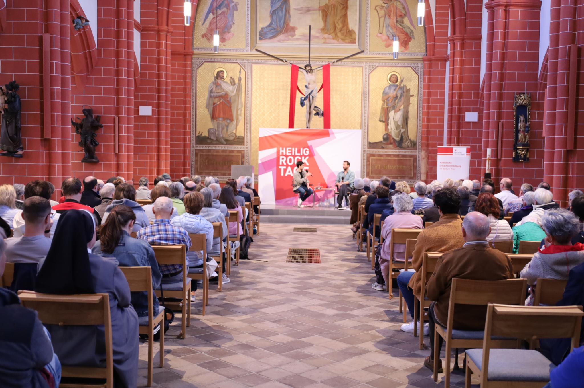Blick in die gut besuchte Trierer St. Gangolf-Kirche während der Lesung