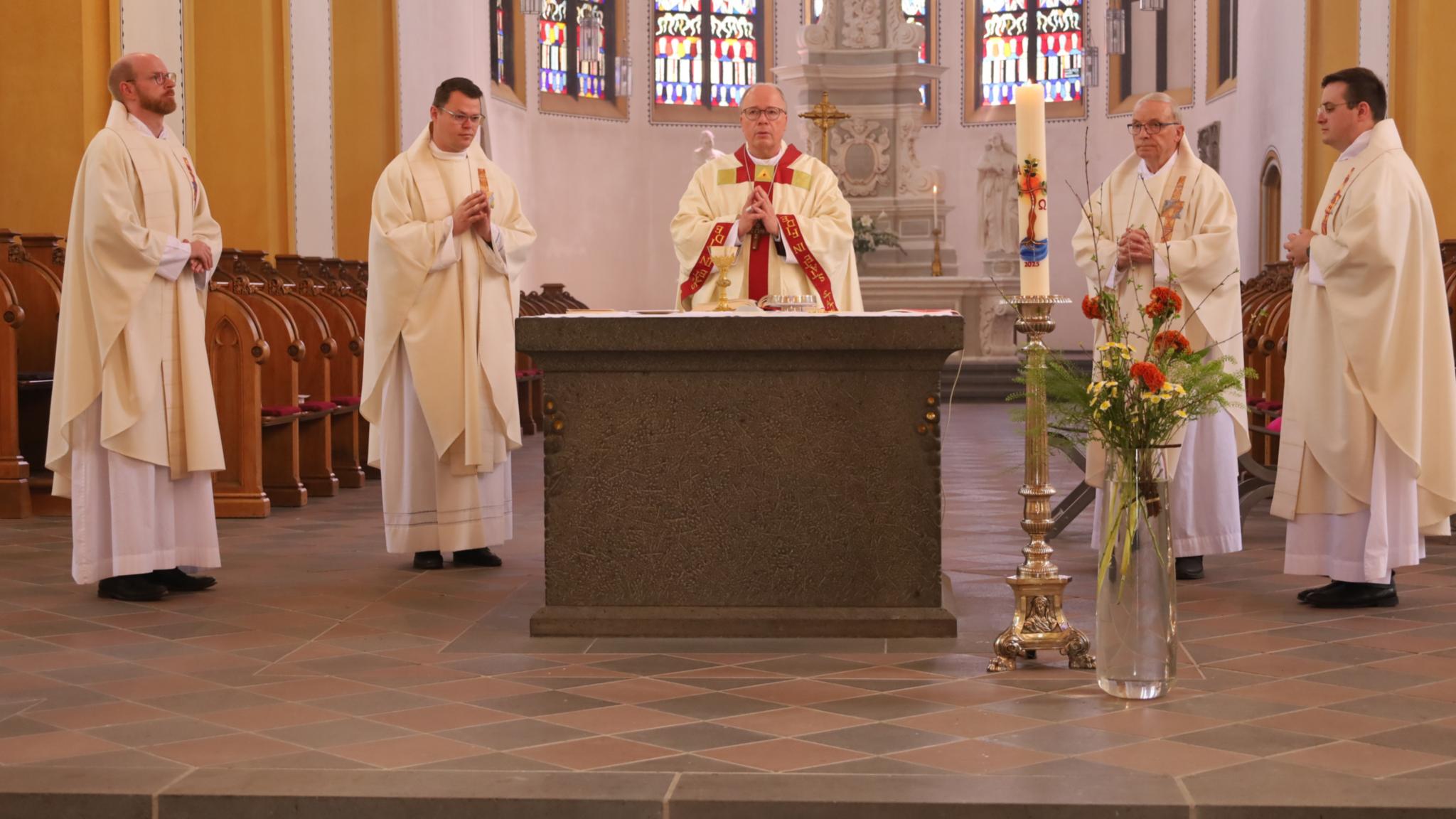 Bischof Ackermann (Mitte) stand dem Gottesdienst vor; Konzelebranten waren Spiritual Jan Lehmann,  Regens Tim Sturm, Kaplan Adrian Sasmaz und Domkapitular em. Klemens Hombach (vlnr.)