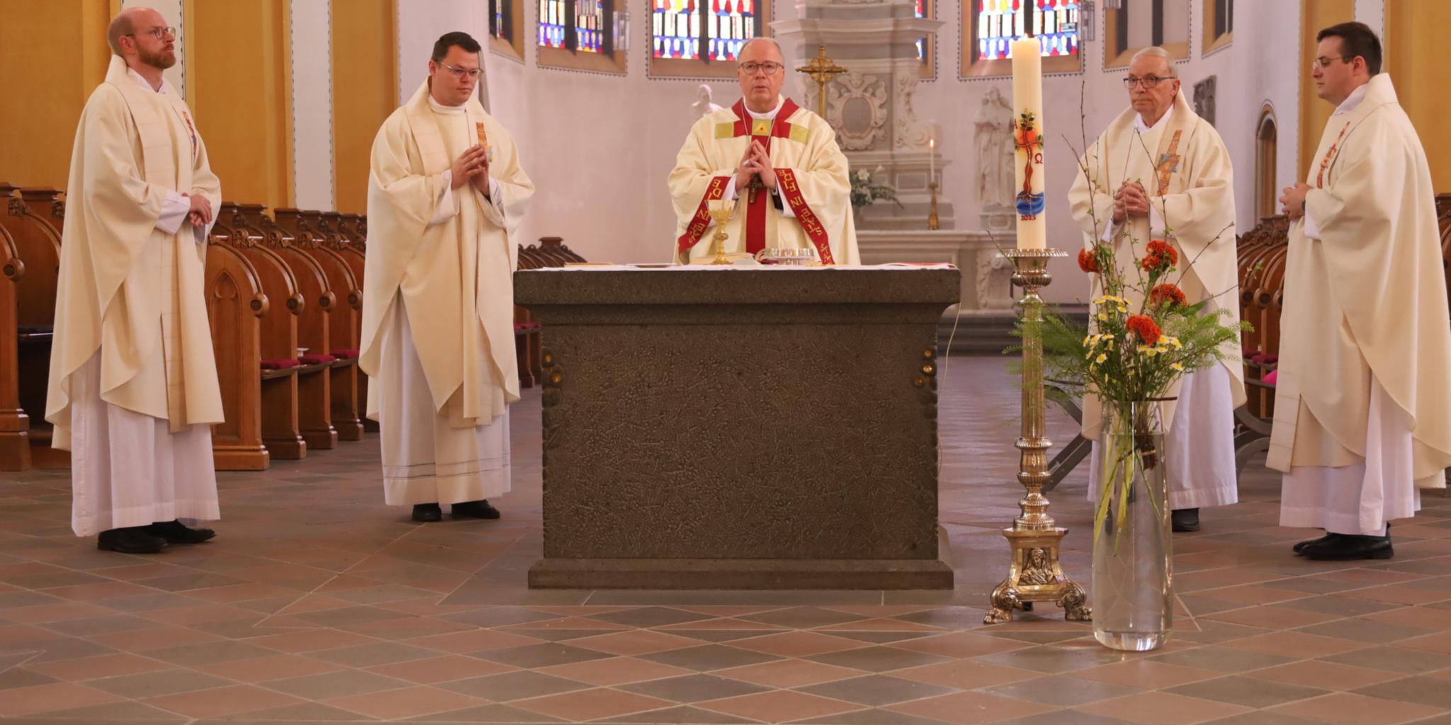 Bischof Ackermann (Mitte) stand dem Gottesdienst vor; Konzelebranten waren Spiritual Jan Lehmann, Regens Tim Sturm, Kaplan Adrian Sasmaz und Domkapitular em. Klemens Hombach (vlnr.)