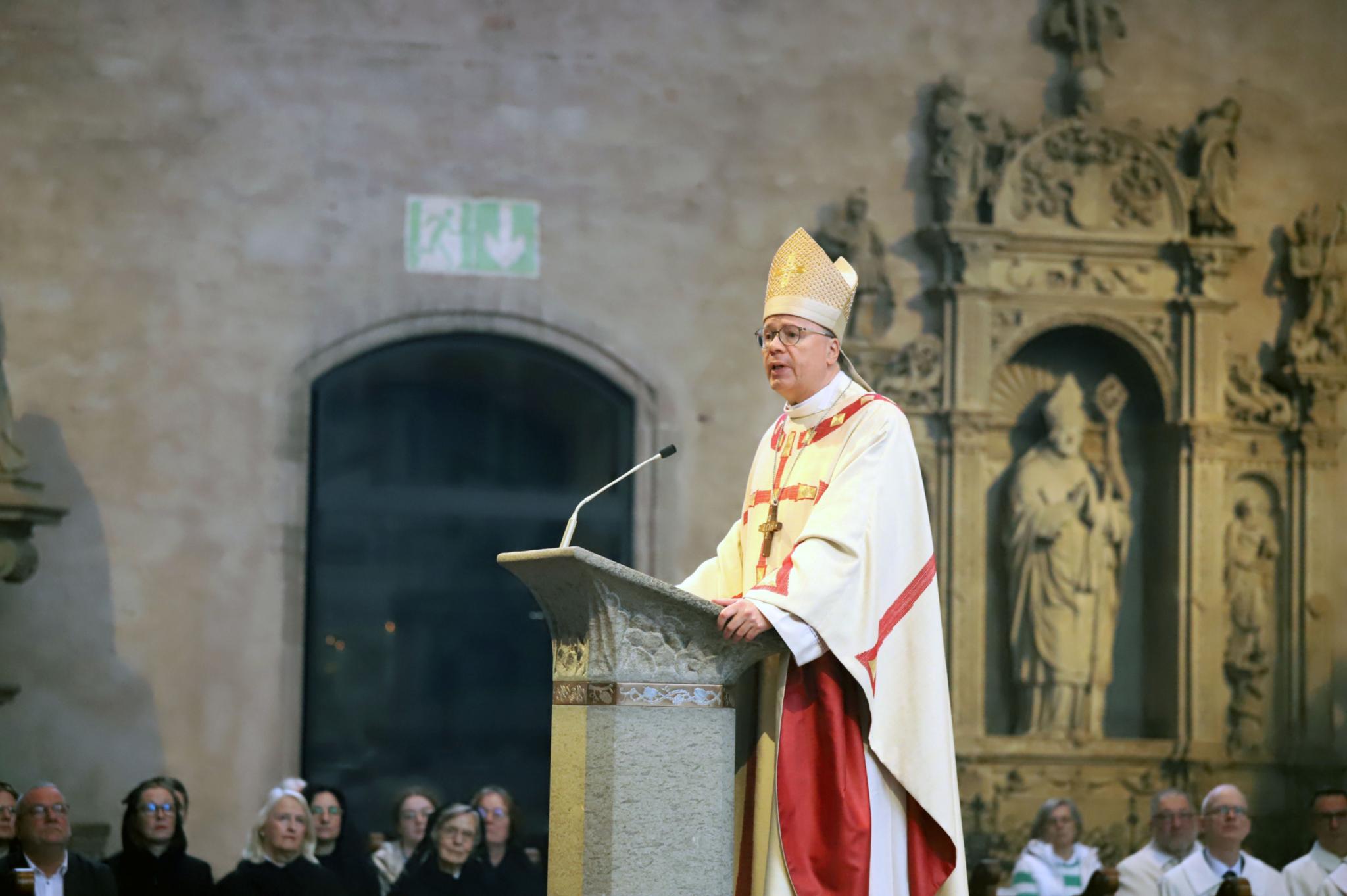 Bischof Ackermann predigt.