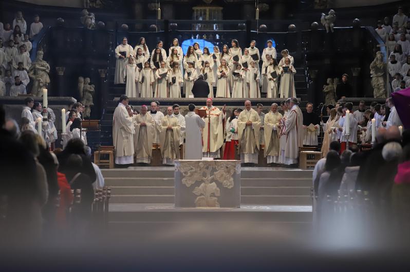 Der Mächenchor (hinten) und über 120 Ministrantinnen und Ministranten gestalteten den Gottesdienst