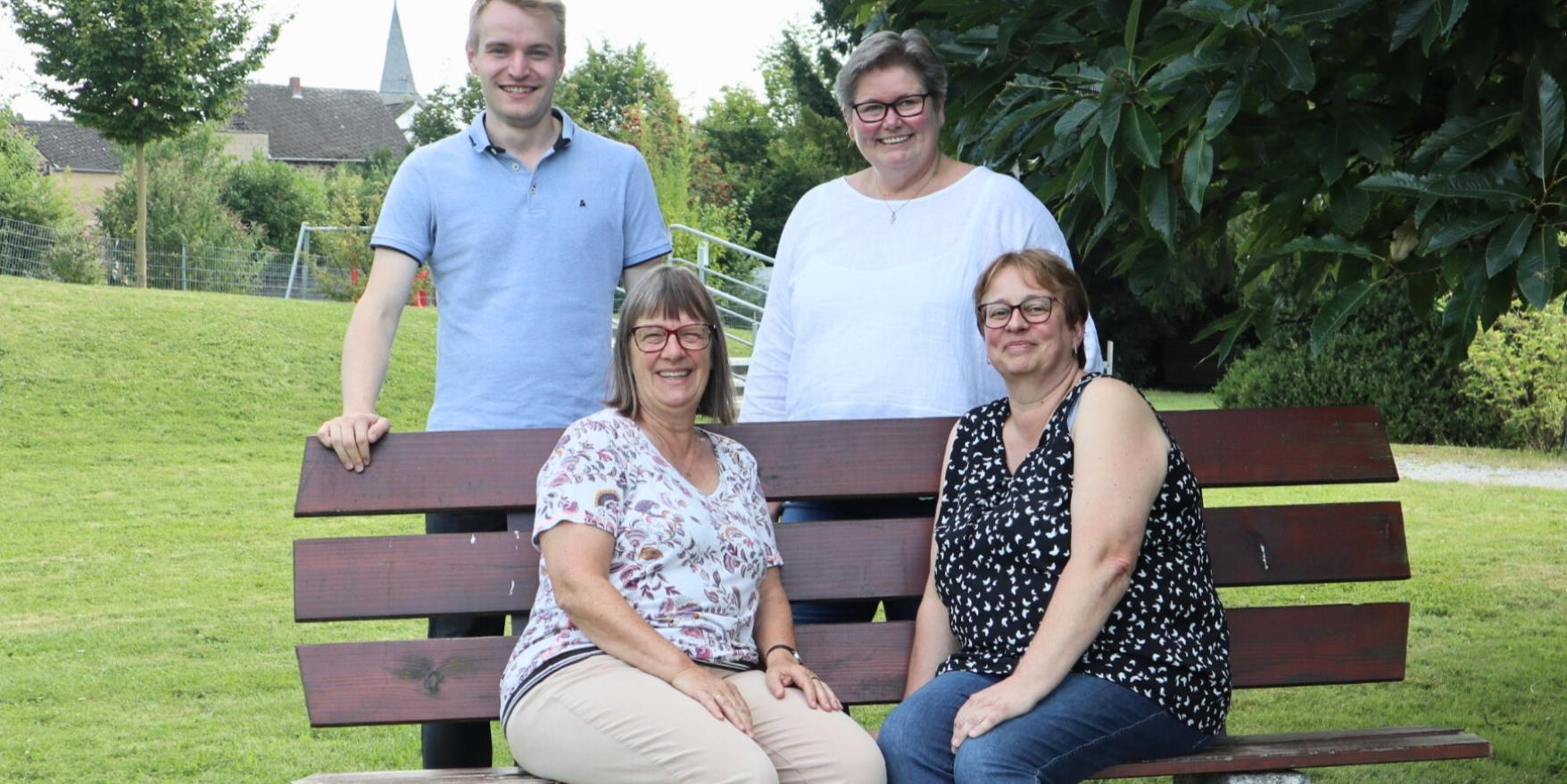 Haben gemeinsam am Schutzkonzept zur Prävention von sexualisierter Gewalt im Pastoralen Raum Maifeld-Untermosel gearbeitet: Luca Schwarz und Angela Hübner (stehend), Renate Schmitt (sitzend links) und Karin Fust sowie Annemarie Sattler, Elisabeth Einig und Rudolf Demerath, die auf dem Foto fehlen.