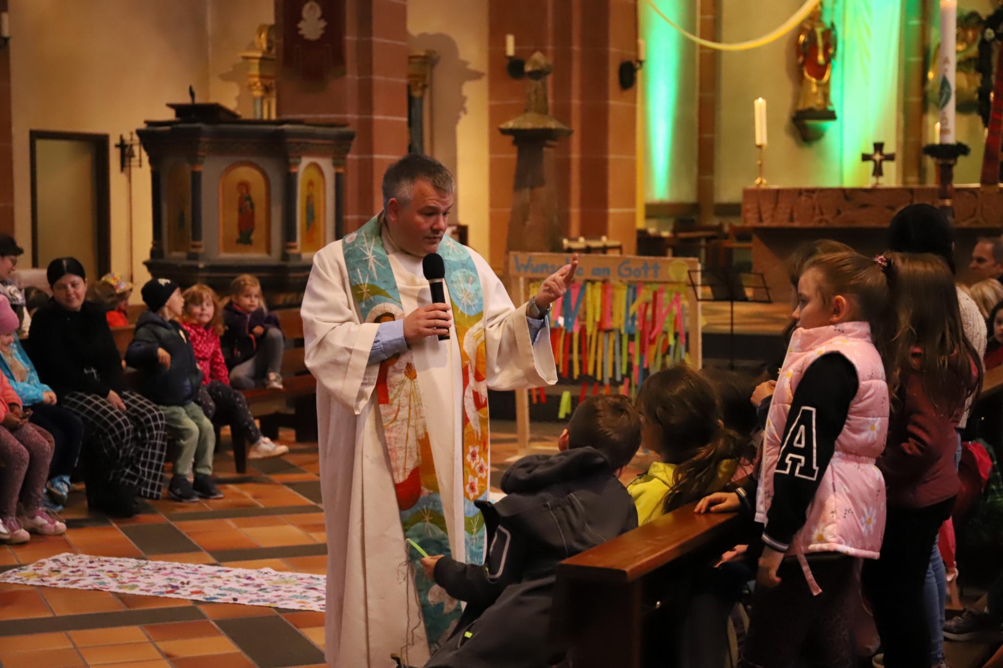 Im Gottesdienst mit Pfarrer Christian Heinz