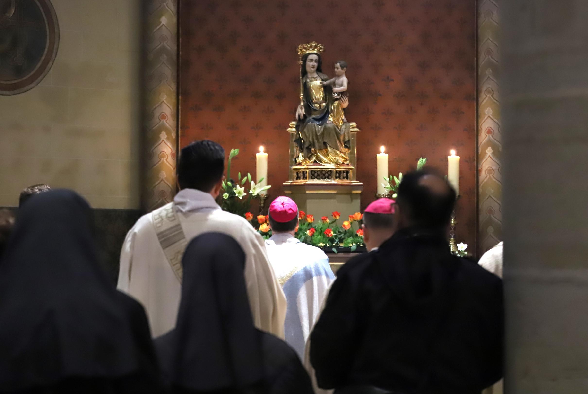 Die Gottesdienstgemeinde betet am Marienaltar in der Liebfrauenkirche.