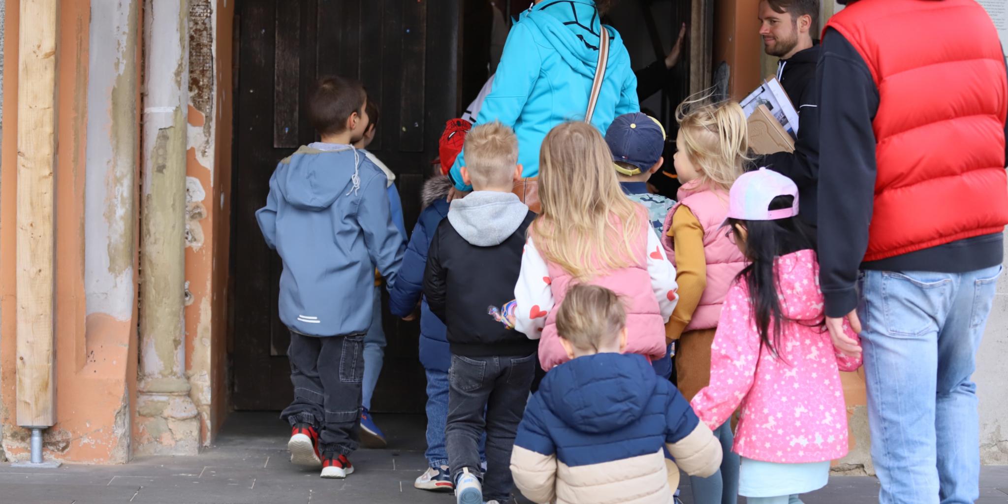 Die Kids betreten die sechste Station, die Kirche Sankt Martinus