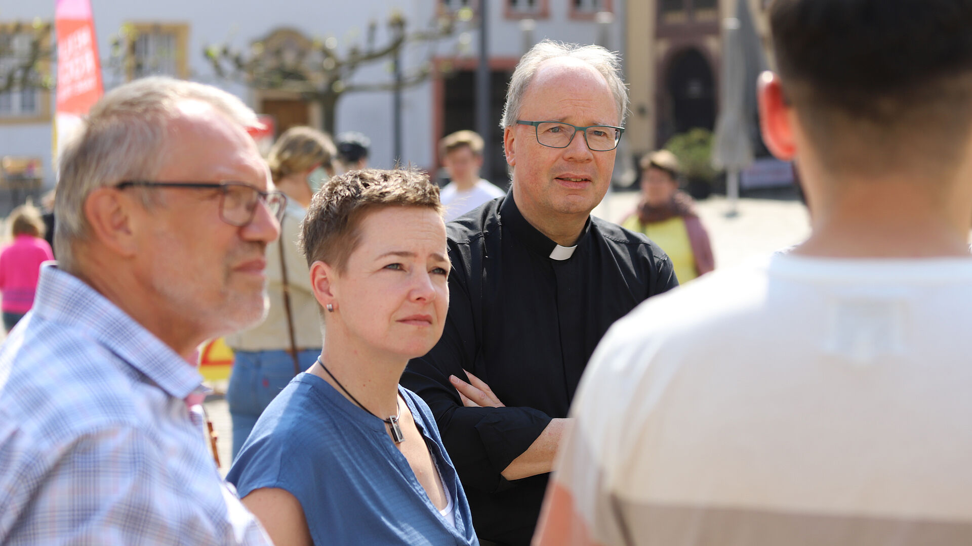 Bischof Ackermann mit Ulrike Laux und Aloys Perling am Queer-Info-Stand während der Heilig-Rock-Tage 2022.