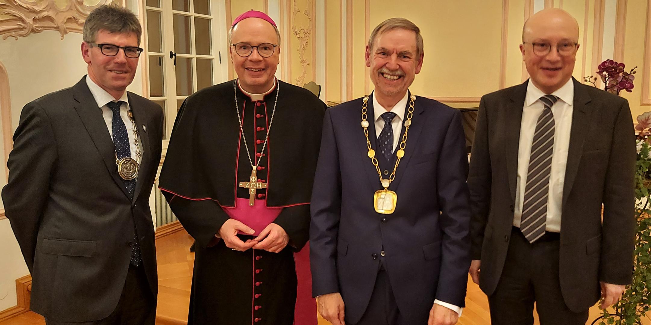 V.l.n.r: Michael Jäckel (Präsident der universität Trier), Bischof Ackermann, Rektor Euler und der ehemalige Rektor Johannes Brantl.
