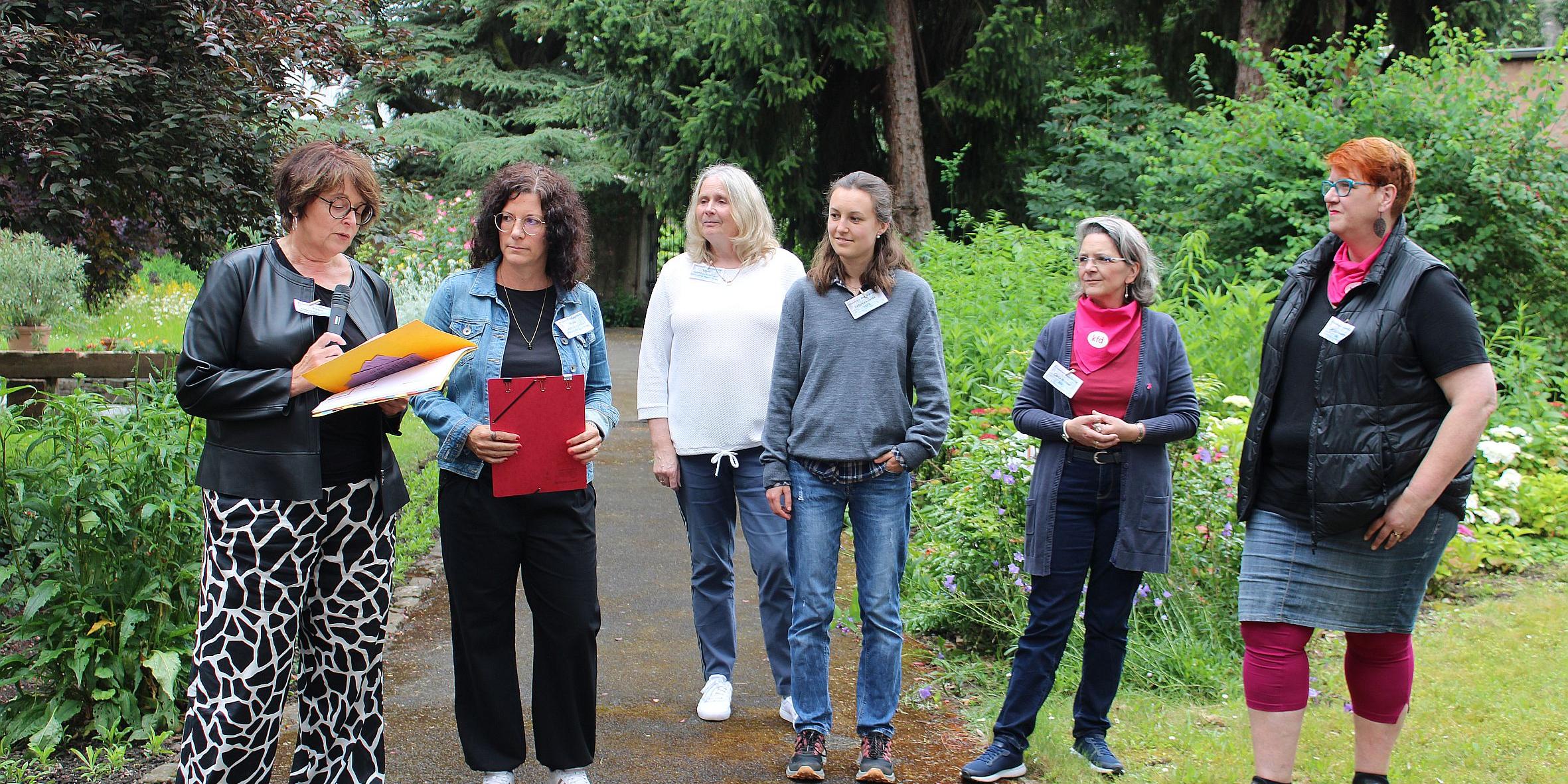 Petra Hauprich-Wenner, Nicole Hau-Grommes, Silvia Schmitz-Metzler, Rebecca Britz, Carla Brittner und Cäcilie Fieweger (von links) stellen im Garten des Klosters das Konzept der Frauenkirche vor.