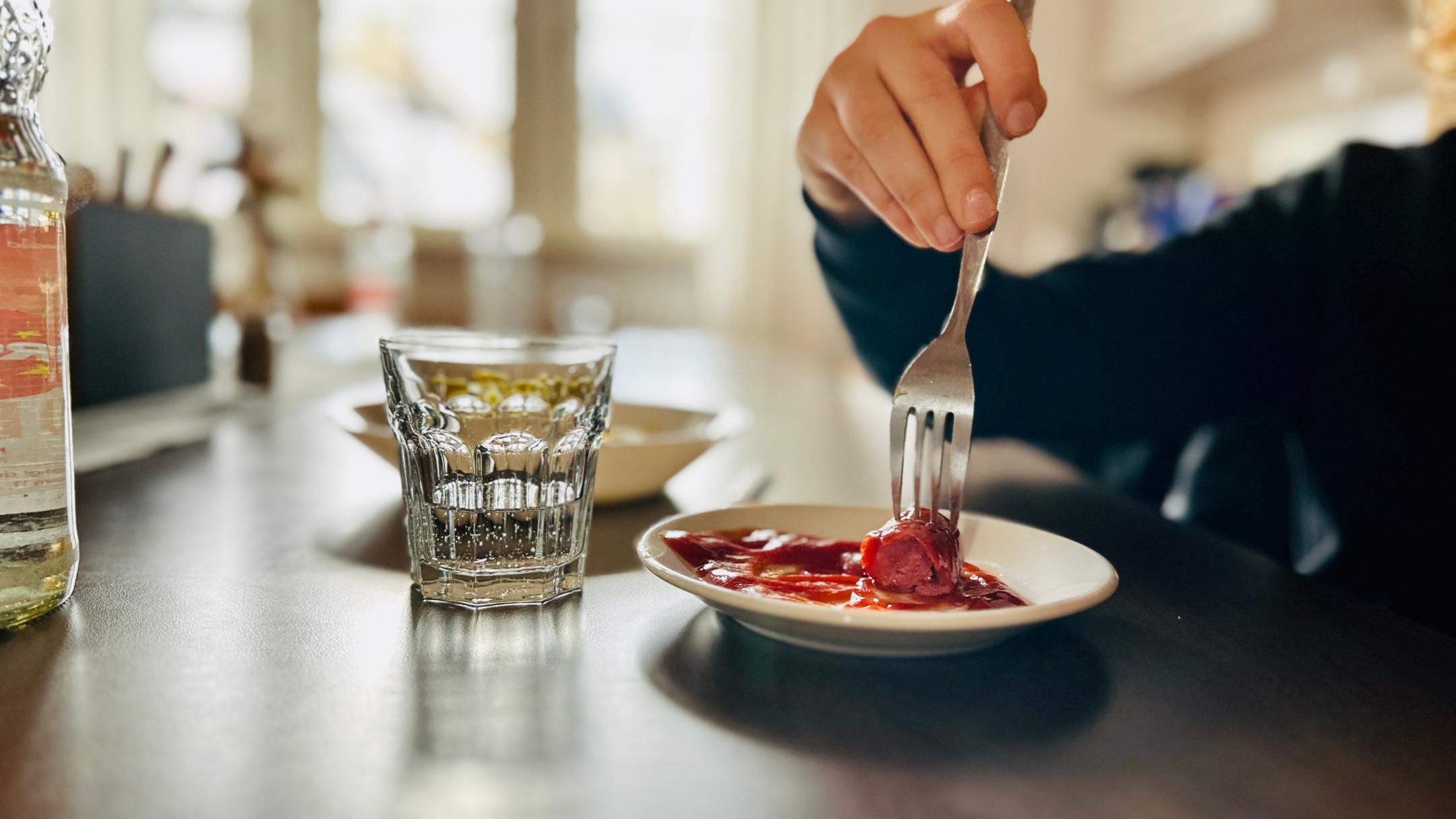 Kartoffelgemüsesuppe ist schon weggeputzt, den letzten Bissen Rindswurst gibt's mit viel Ketchup