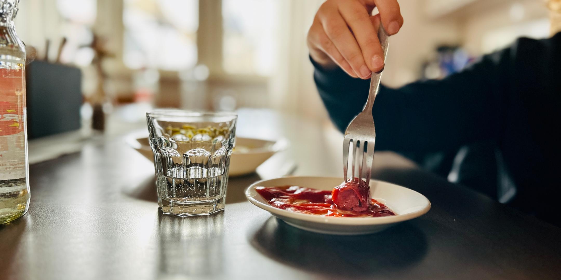 Kartoffelgemüsesuppe ist schon weggeputzt, den letzten Bissen Rindswurst gibt's mit viel Ketchup