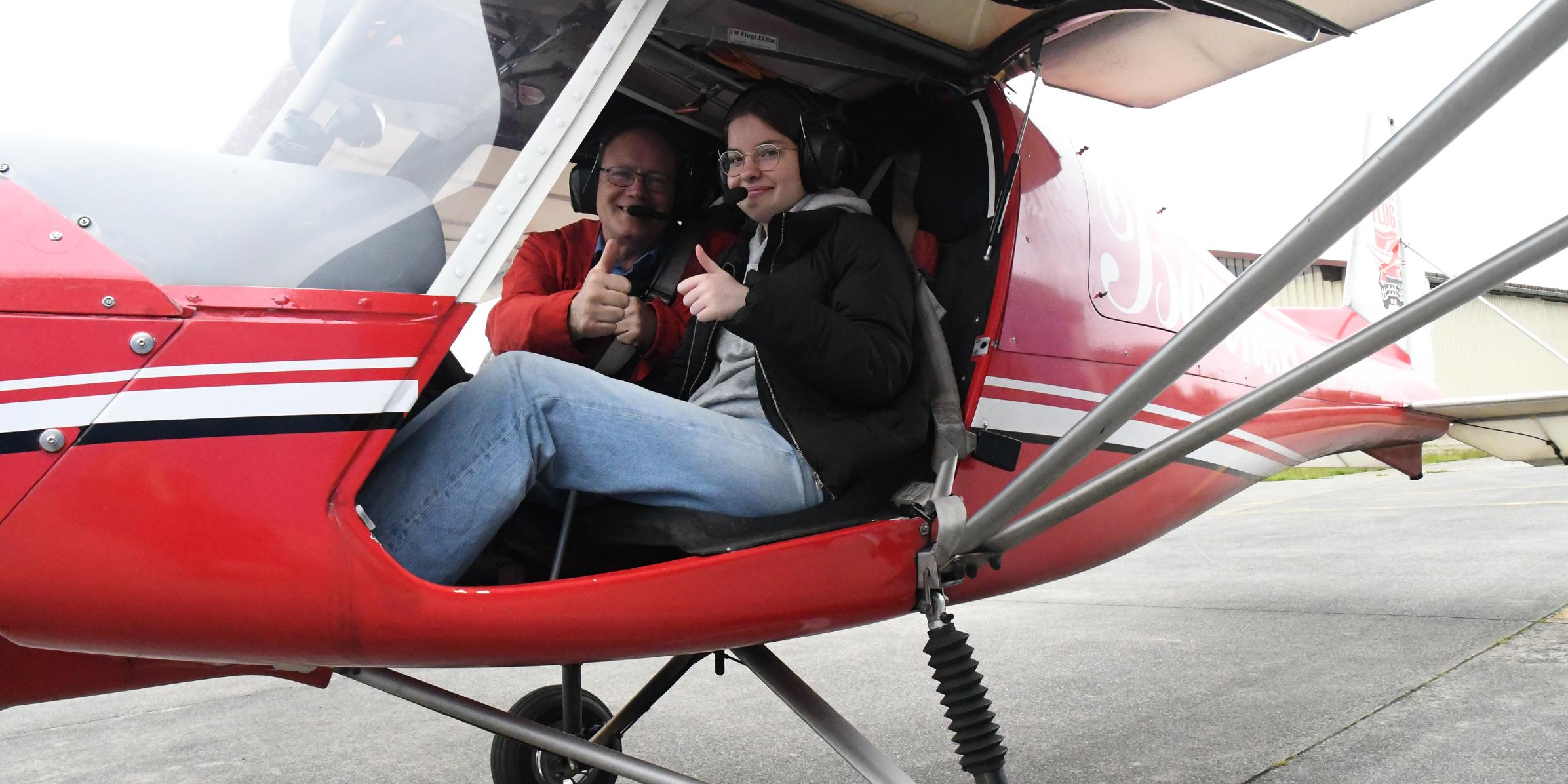 Sophie Assmann beweist Vertrauen und steigt als Erste zu Pilot Bernhard Heller ins Cockpit der „Roten Baroness“.