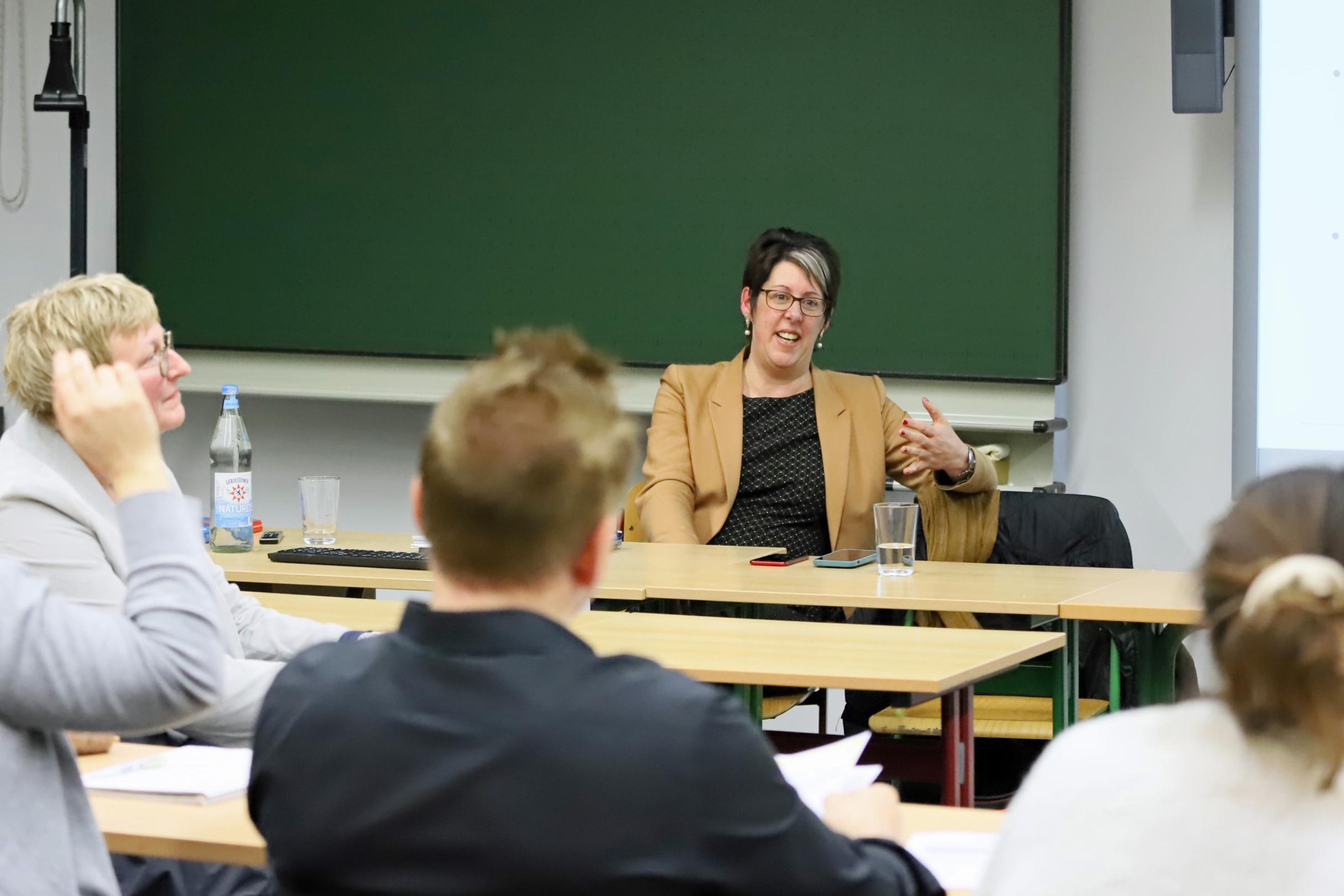 Kerstin Schmitz-Stuhlträger, Leiterin der Schulabteilung, im Gespräch mit Eltern