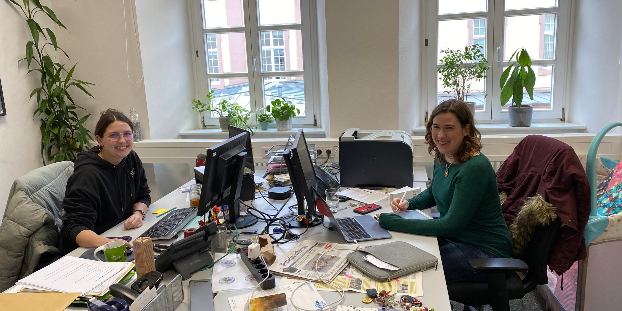 In ihrem Büro bereiten Lena Kettel (links) und Sarah Henschke (rechts) die 72-Stunden-Aktion vor. Viel Zeit bleibt nicht mehr.