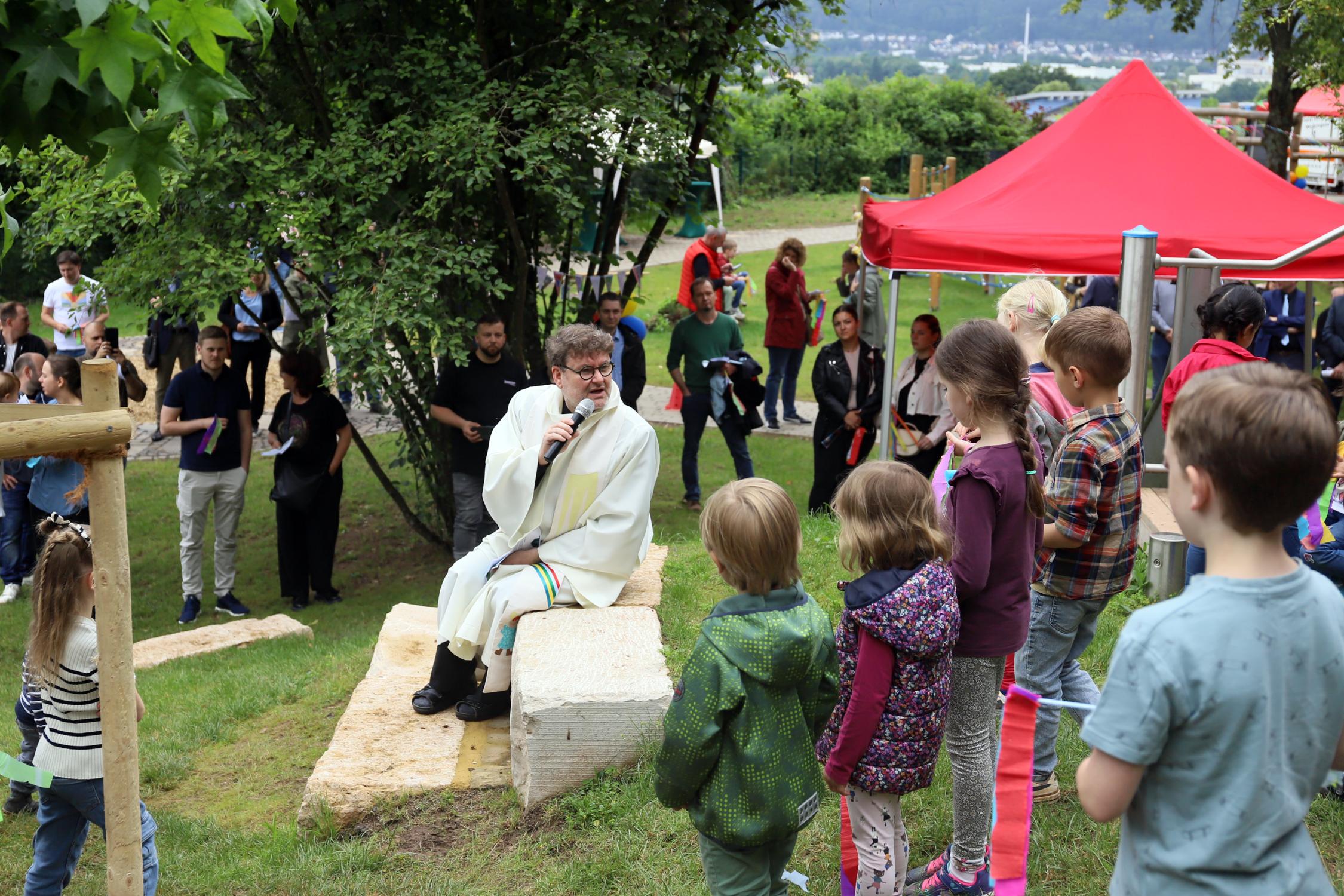 Freiluftgottesdienst auf dem Außengelände von St. Clemens.