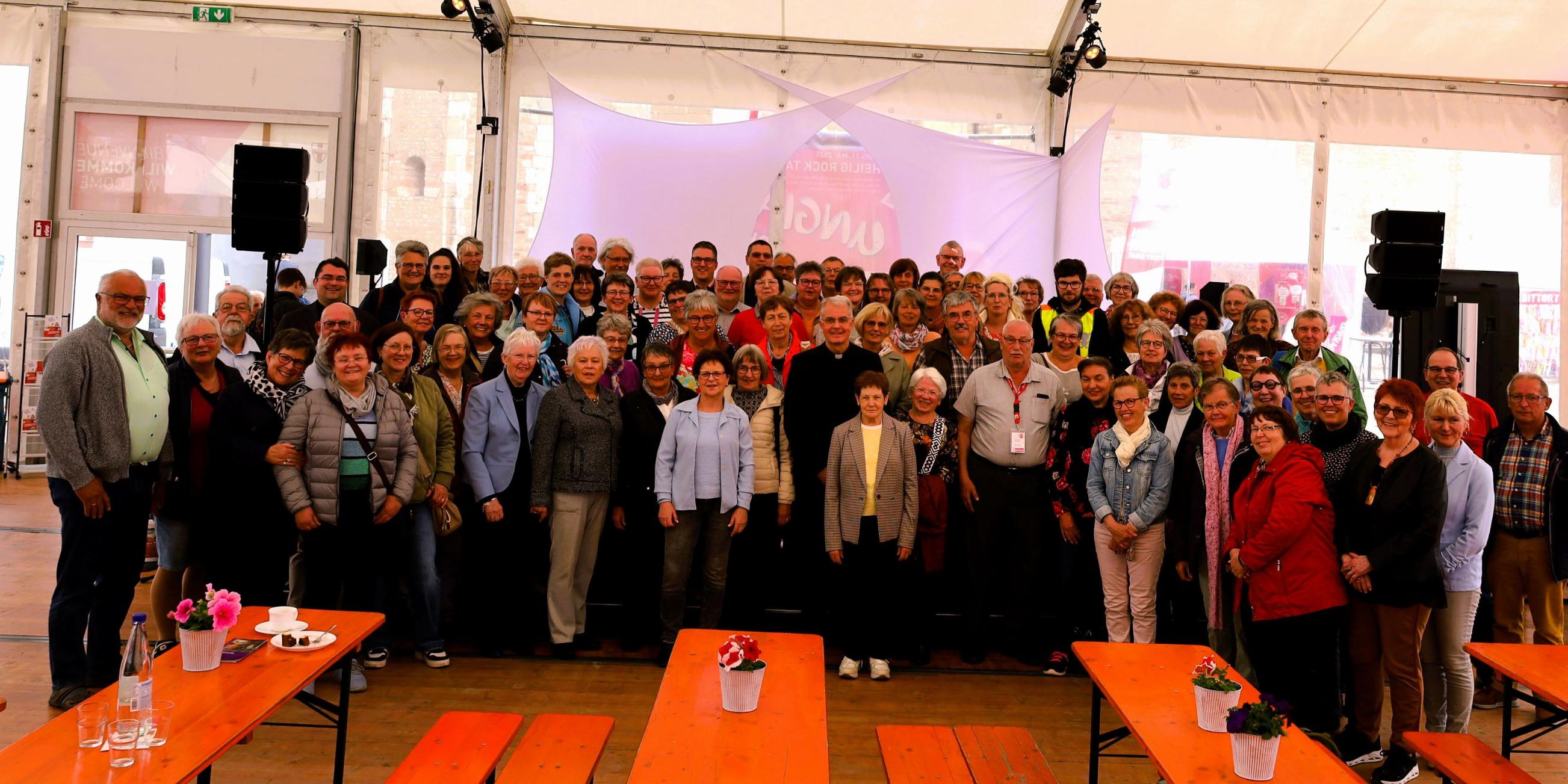 Gruppenfoto aller Küsterinnen und Küster zusammen mit Dompropst Weihbischof Jörg Michael Peters (Mitte)