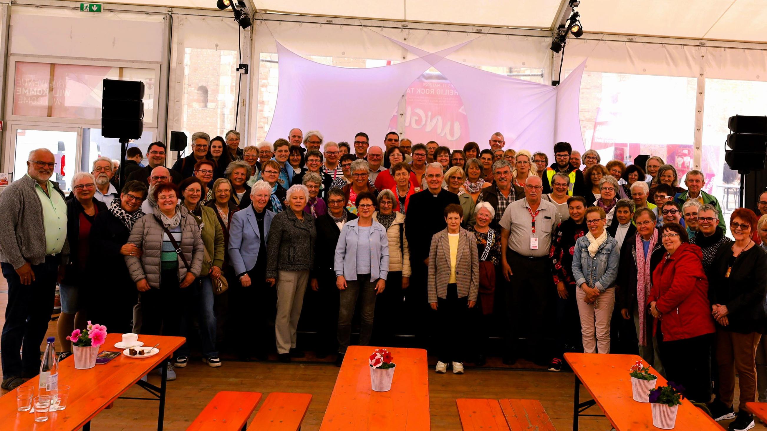 Gruppenfoto aller Küsterinnen und Küster zusammen mit Dompropst Weihbischof Jörg Michael Peters  (Mitte)
