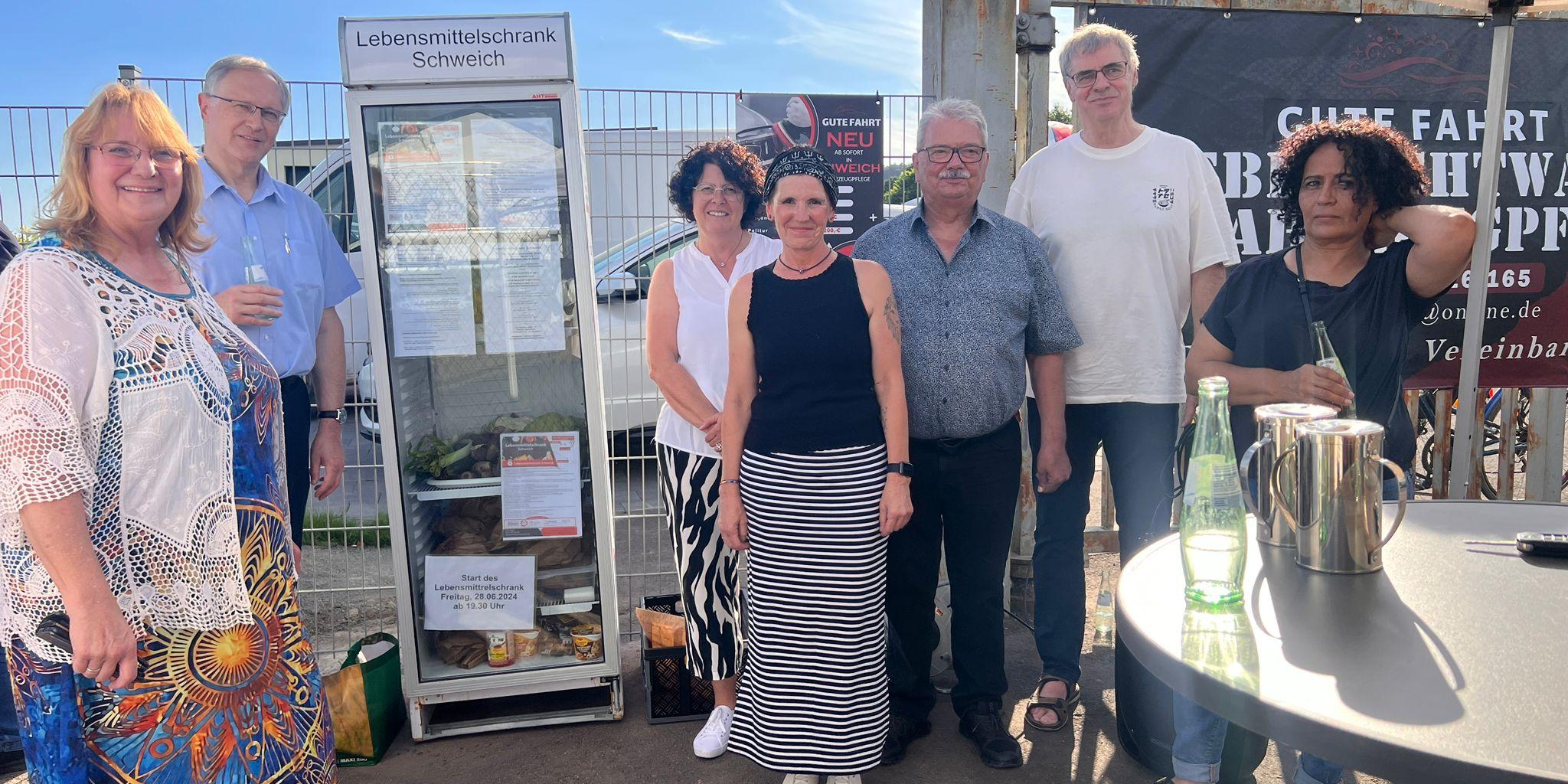 Für hungernde Menschen steht in der Nähe des Schweicher Bahnhofs jetzt ein Lebensmittelschrank, an dem sich Bedürftige einfach bedienen können.