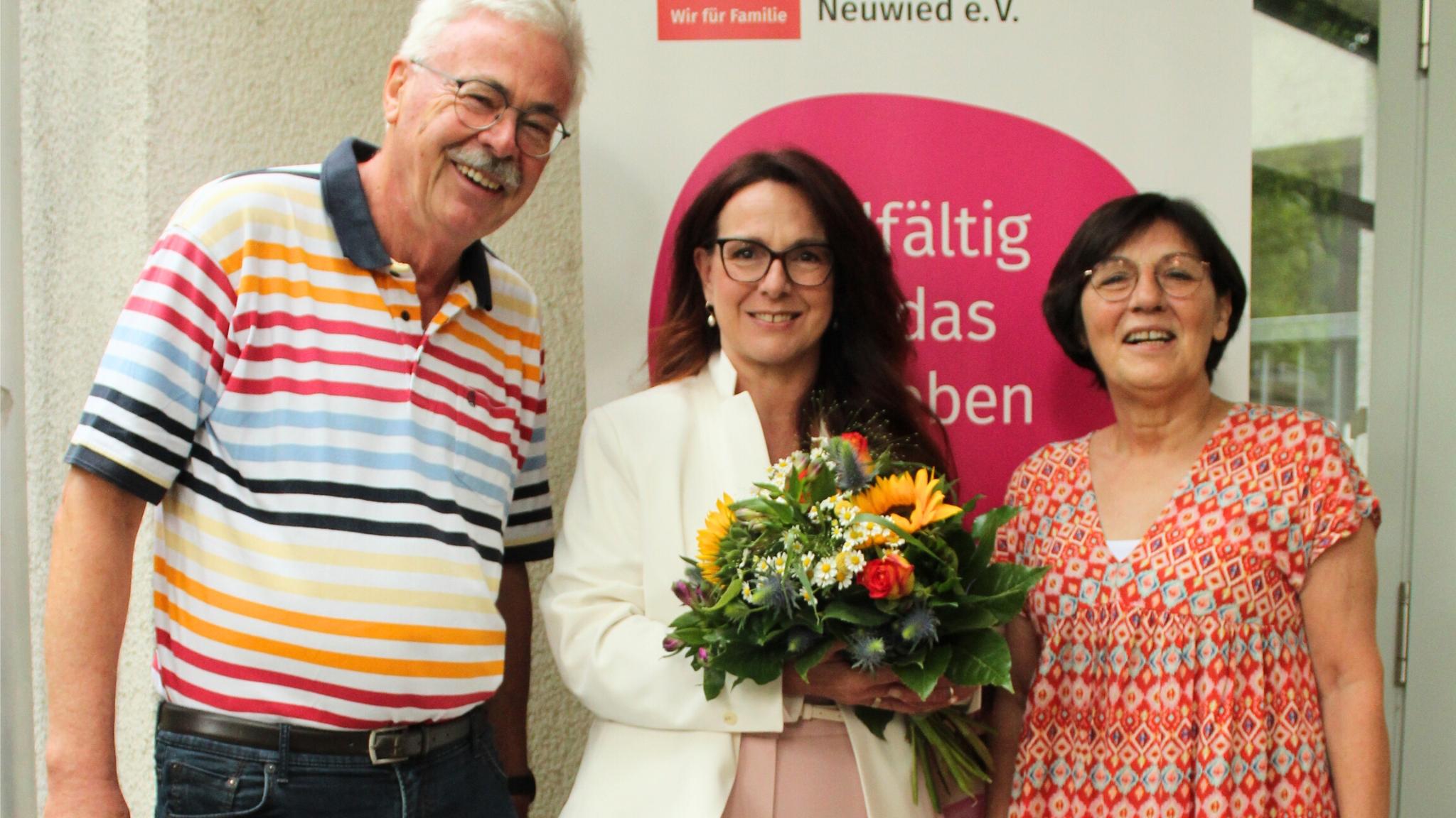 Der Vorstandsvorsitzender der katholischen Familienbildungsstätte Neuwied, Karl-Josef Heinrichs und die zweite Vorsitzende Klaudia Heck-Ritter (rechts) gratulieren der neuen geschäftsführenden Leiterin, Sylvia Schifano.