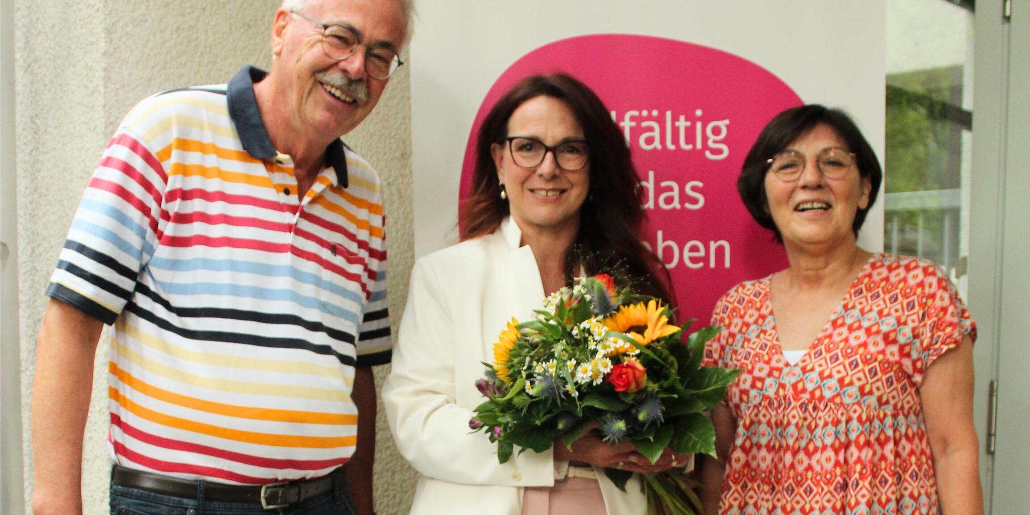 Der Vorstandsvorsitzender der katholischen Familienbildungsstätte Neuwied, Karl-Josef Heinrichs und die zweite Vorsitzende Klaudia Heck-Ritter (rechts) gratulieren der neuen geschäftsführenden Leiterin, Sylvia Schifano.