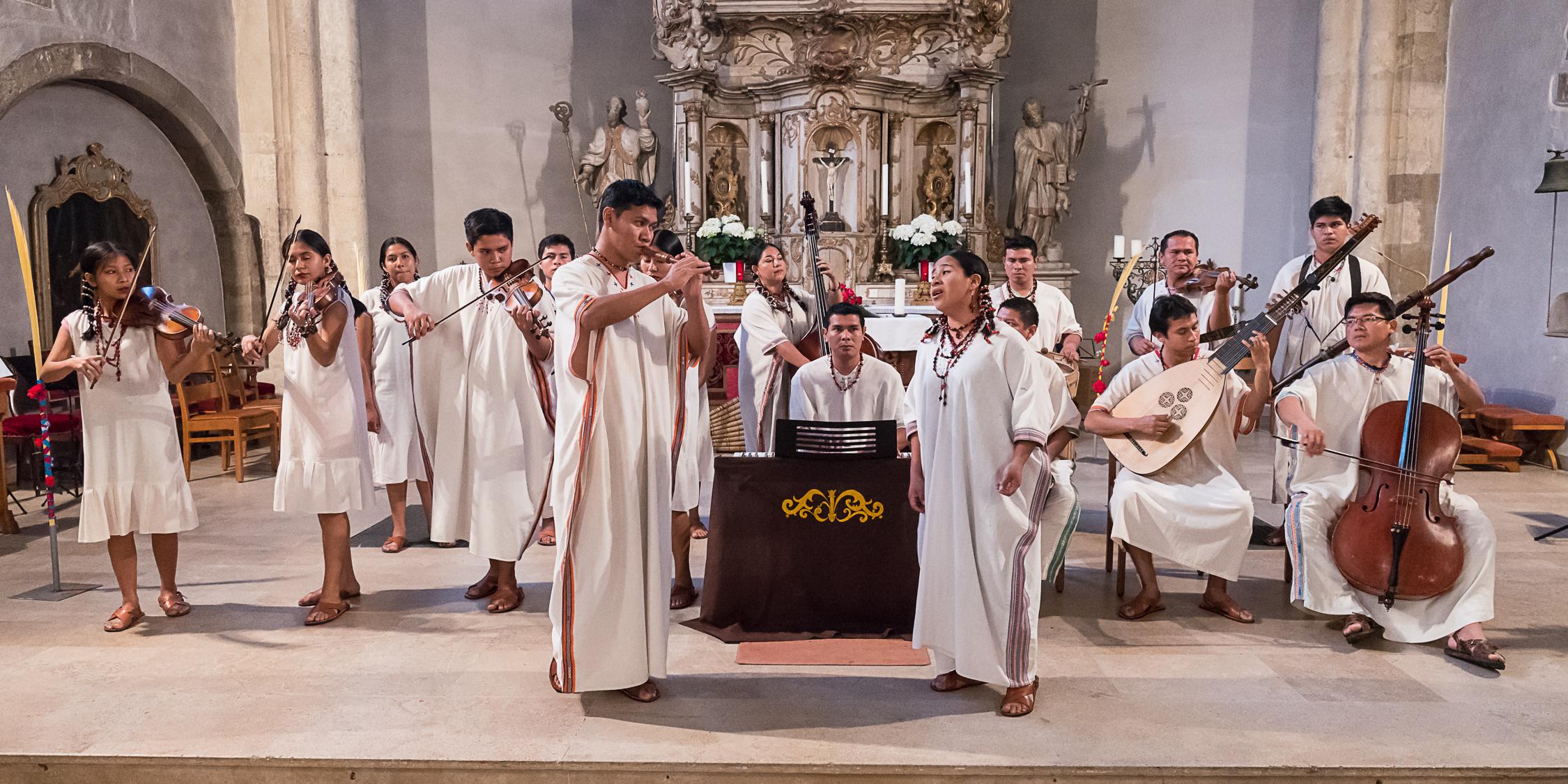 Das „Ensamble Moxos“ aus dem bolivianischen Tiefland musiziert an unterschiedlichen Orten im Bistum.