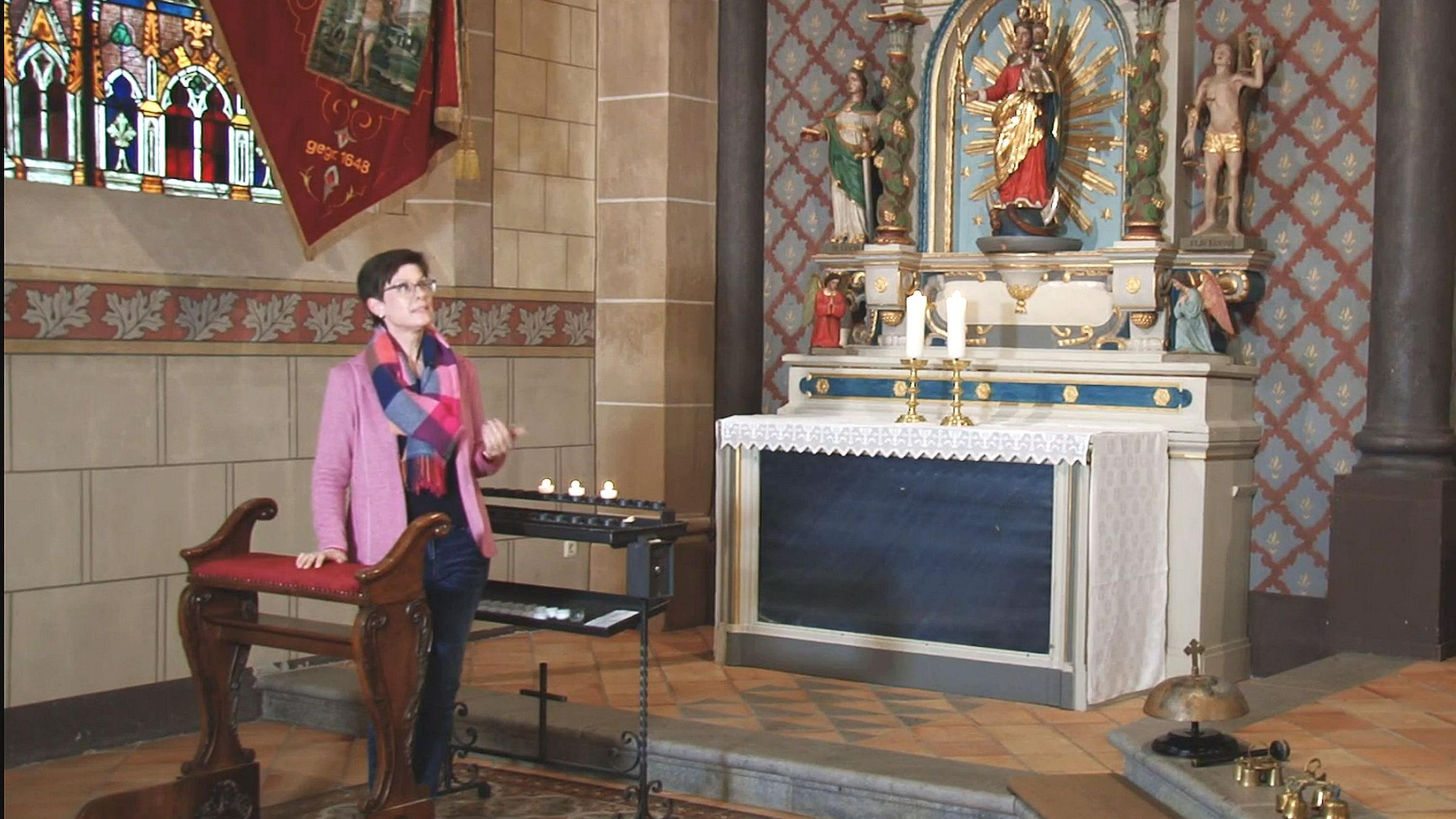 Susanne Brixius führt durch St. Remigius in Maring-Noviand.