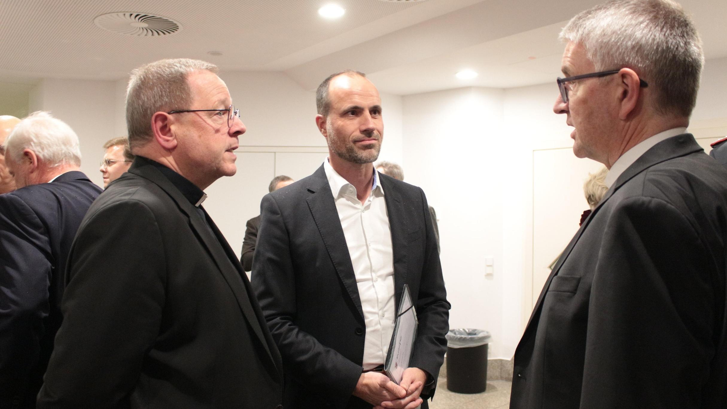 Landesregierung und Kirche im Gespräch: Bischof Georg Bätzing, Staatsminister Clemens Hoch und Bischof Peter Kohlgraf (v.l.n.r.)