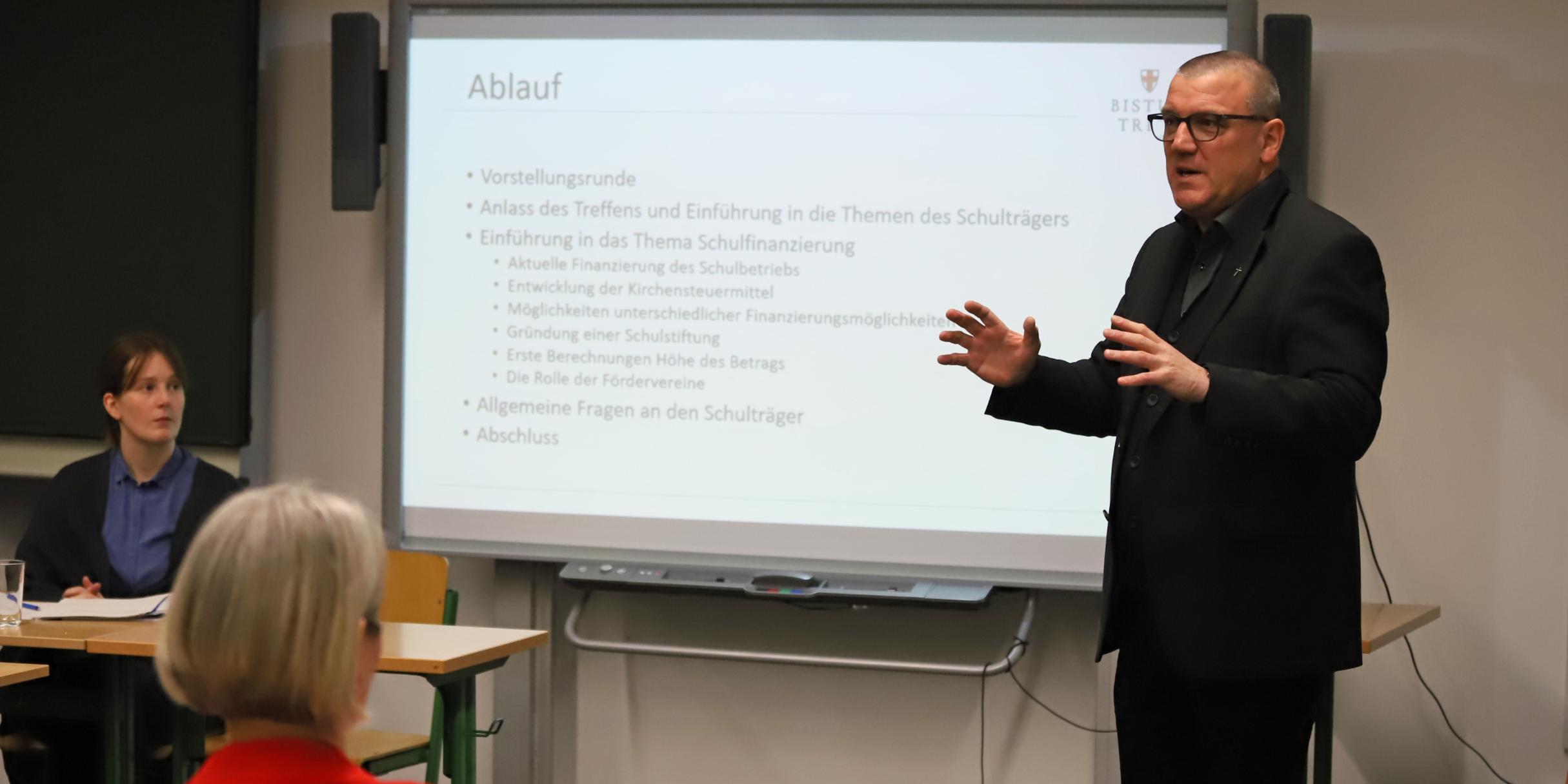 Matthias Struth, Leiter des Bereichs Kinder, Jugend und Bildung, im Gespräch mit Elternvertretungen